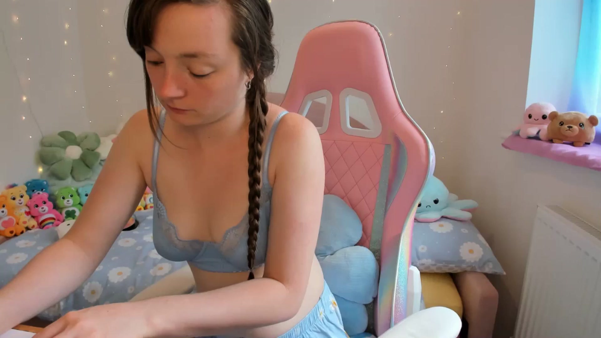Gallery image thumbnail from JessieBear_'s myfreecams stream on, 08/15/2024, 13:48 image 15 of 20