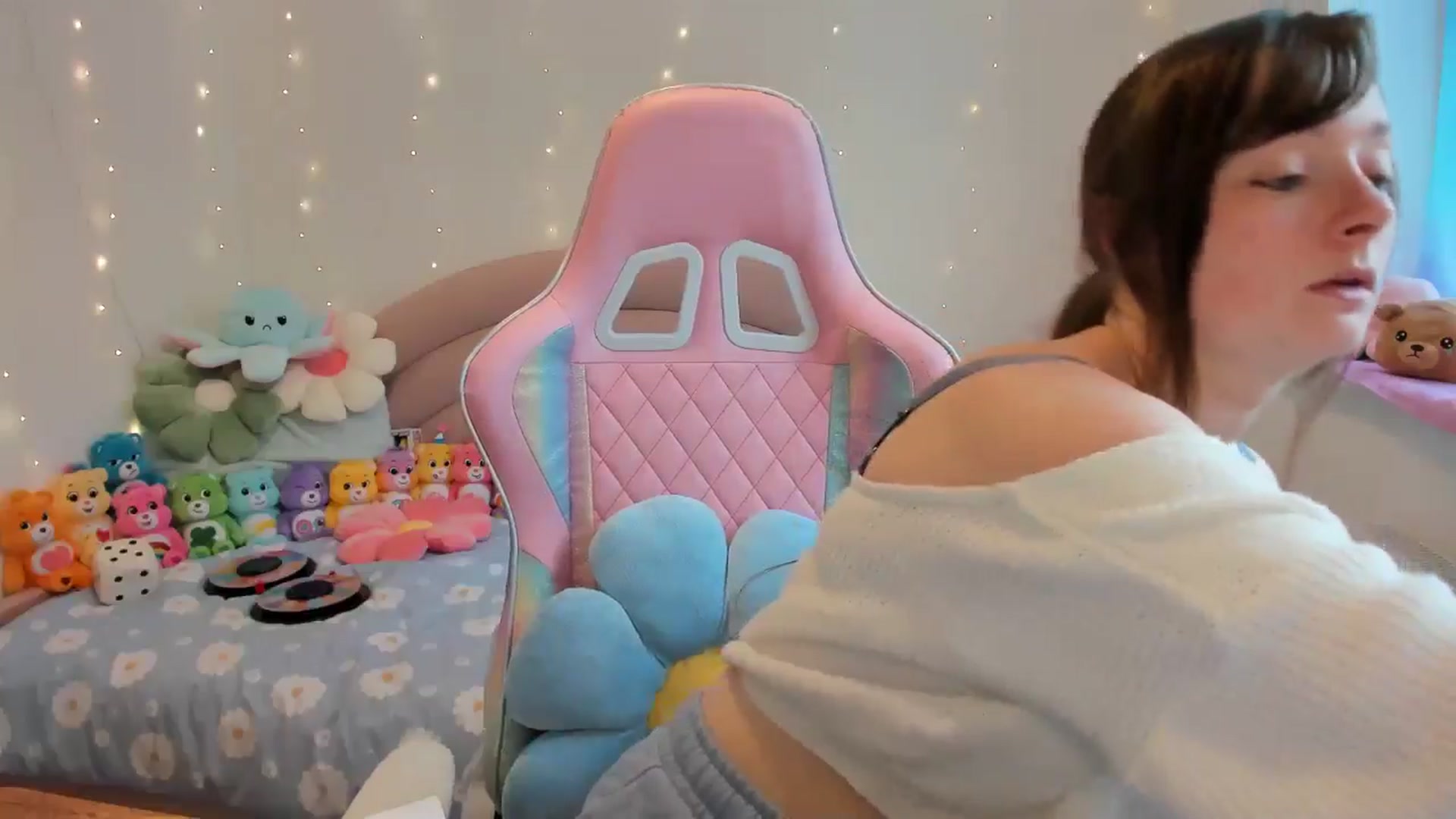 Gallery image thumbnail from JessieBear_'s myfreecams stream on, 08/27/2024, 14:56 image 14 of 20
