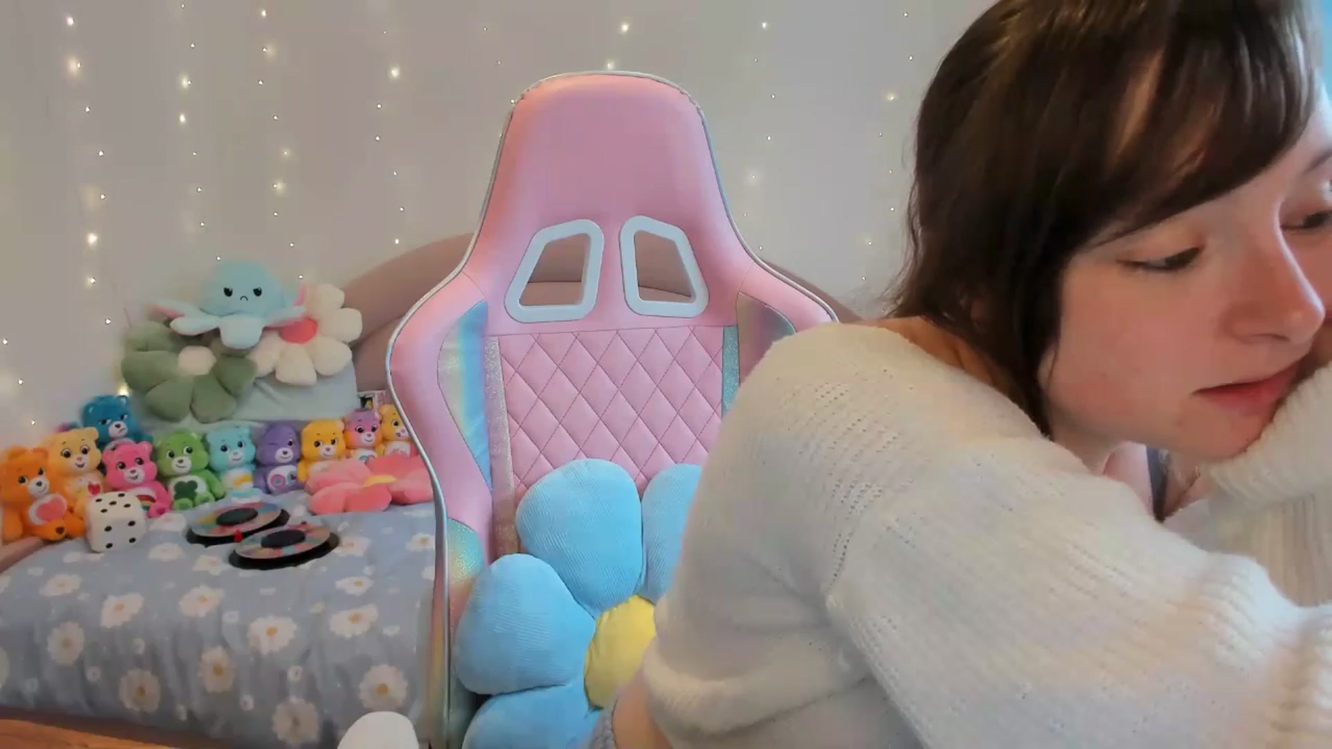 Gallery image thumbnail from JessieBear_'s myfreecams stream on, 08/27/2024, 14:56 image 16 of 20