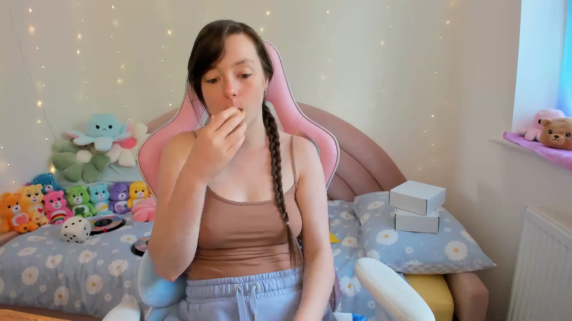 Gallery image thumbnail from JessieBear_'s myfreecams stream on, 08/29/2024, 15:31 image 16 of 20
