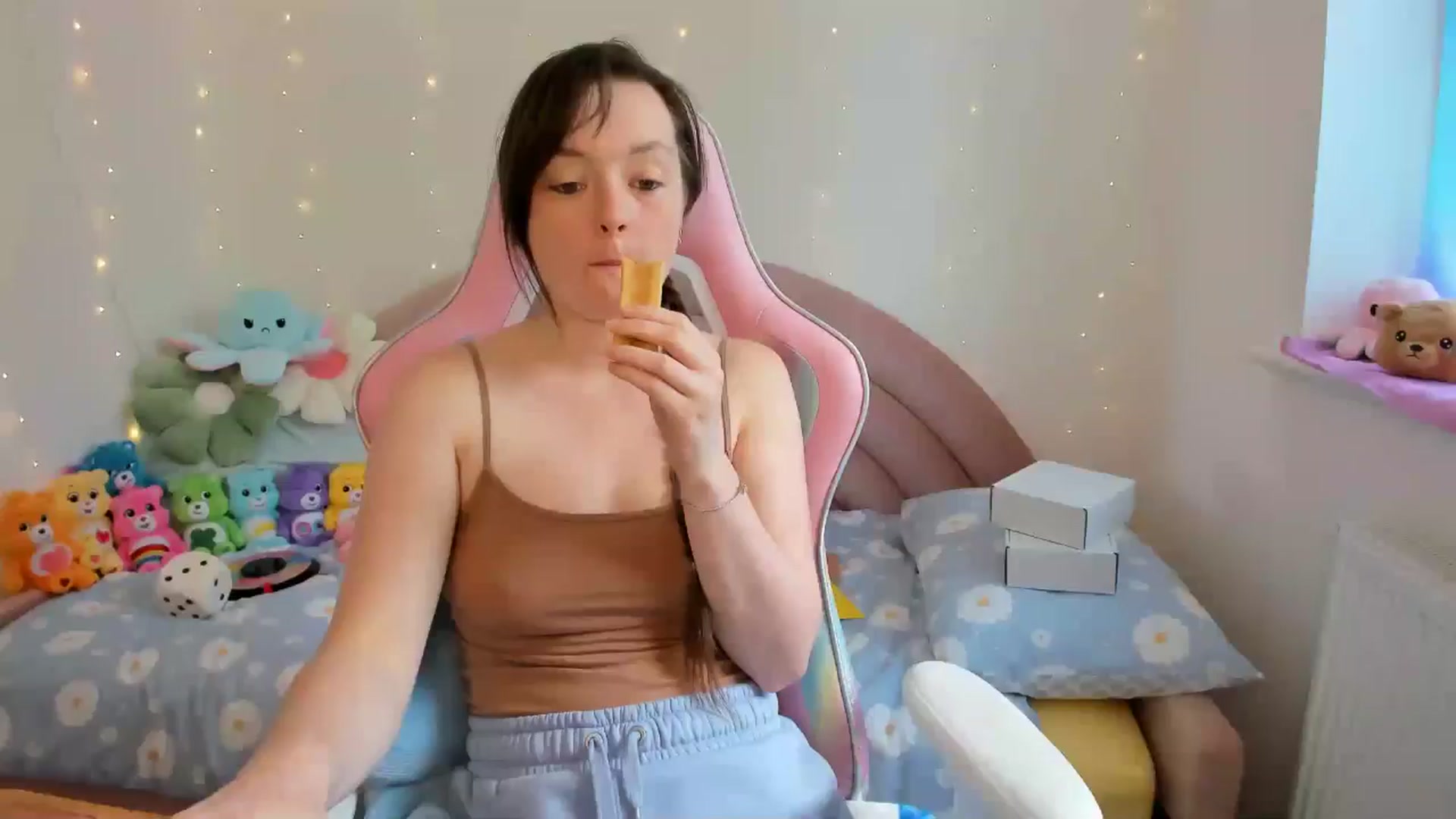 Gallery image thumbnail from JessieBear_'s myfreecams stream on, 08/29/2024, 15:31 image 15 of 20