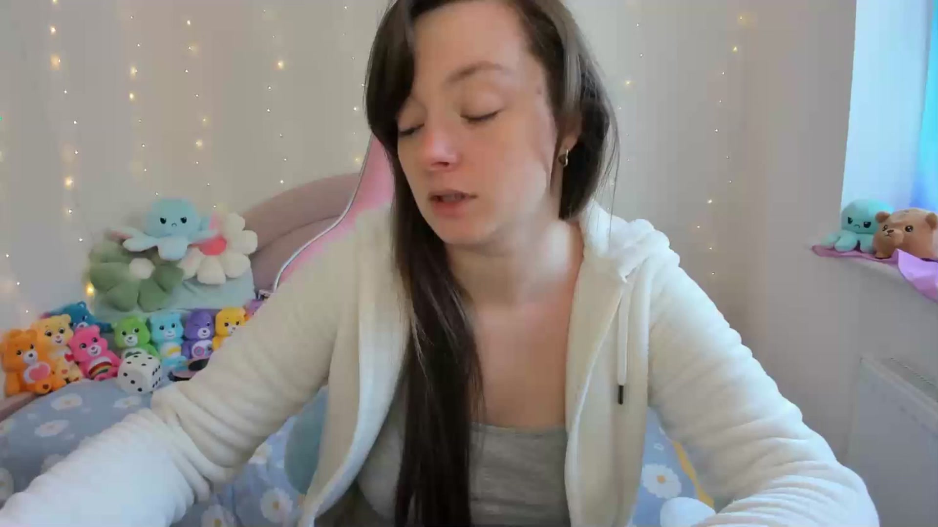 Gallery image thumbnail from JessieBear_'s myfreecams stream on, 09/17/2024, 14:20 image 7 of 20