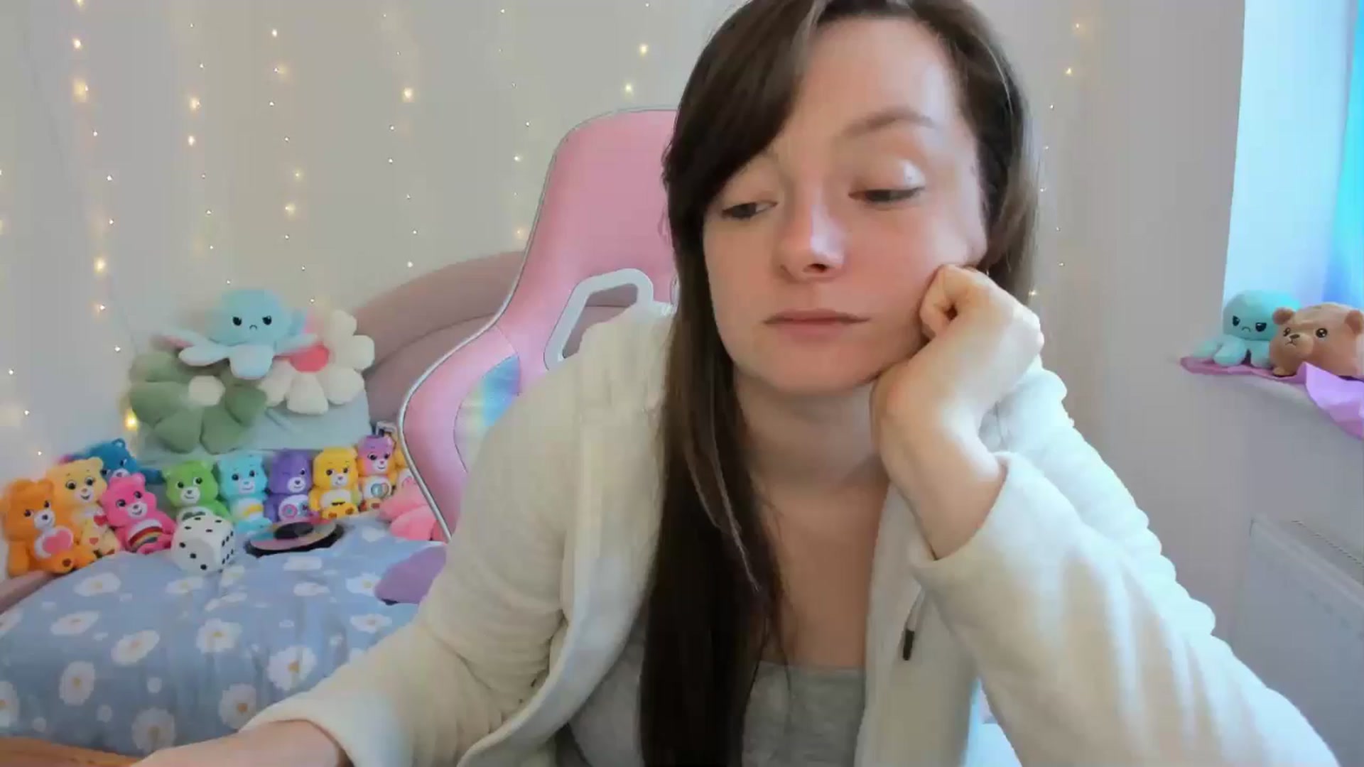 Gallery image thumbnail from JessieBear_'s myfreecams stream on, 09/17/2024, 14:20 image 17 of 20