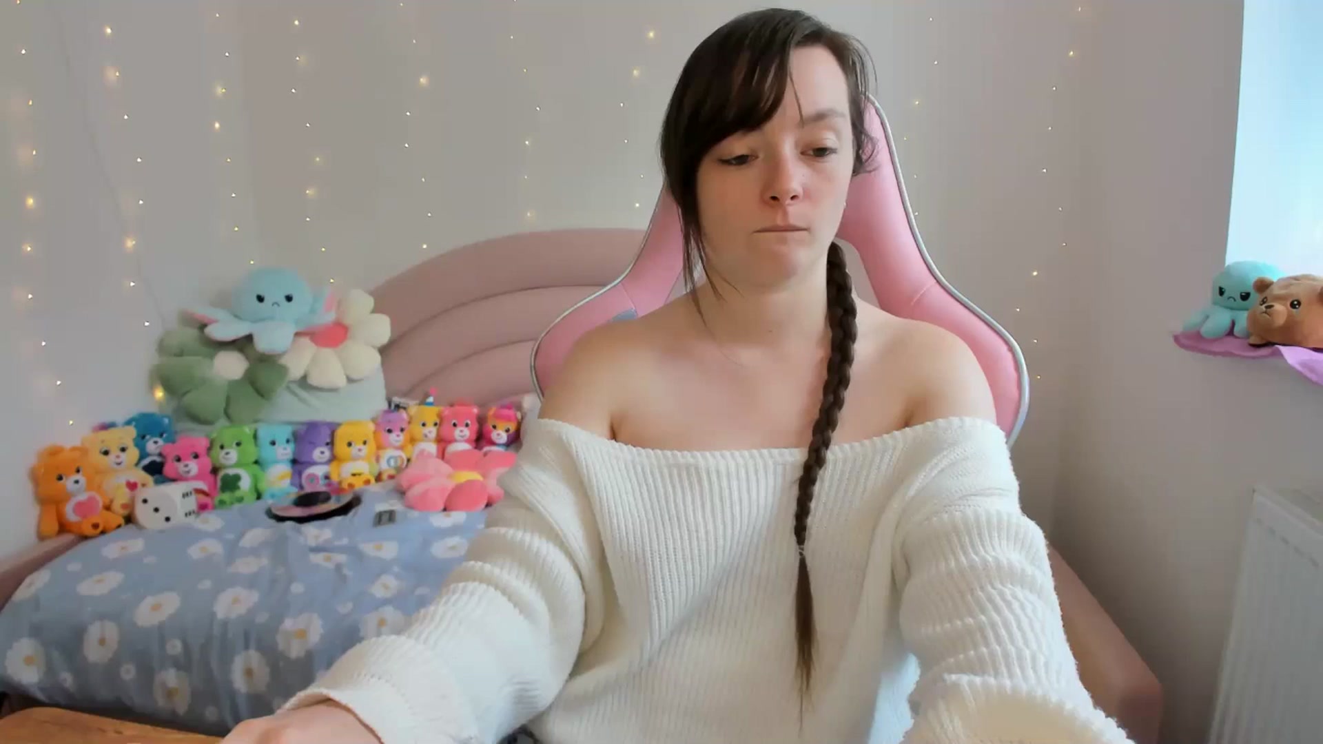 Gallery image thumbnail from JessieBear_'s myfreecams stream on, 09/19/2024, 12:29 image 6 of 20