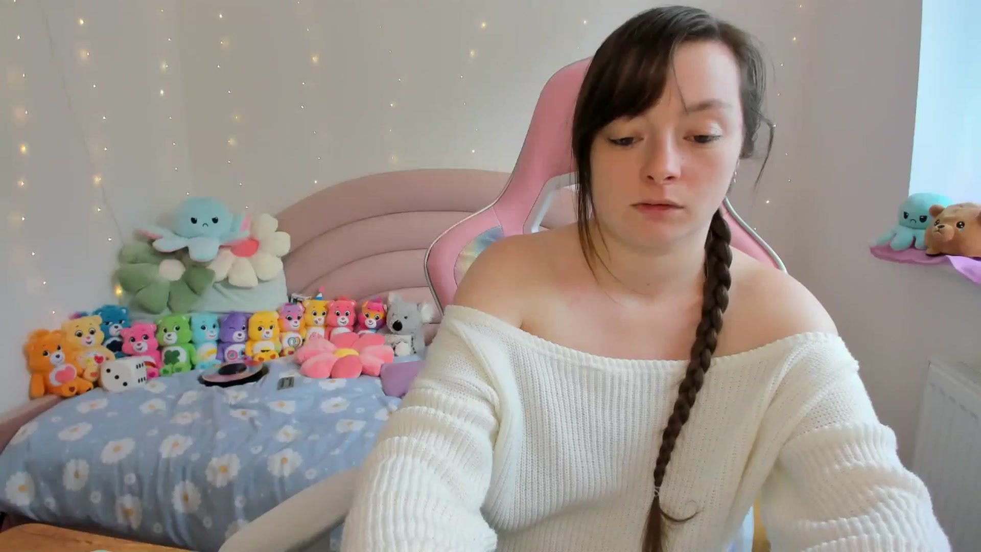 Gallery image thumbnail from JessieBear_'s myfreecams stream on, 09/19/2024, 12:29 image 12 of 20
