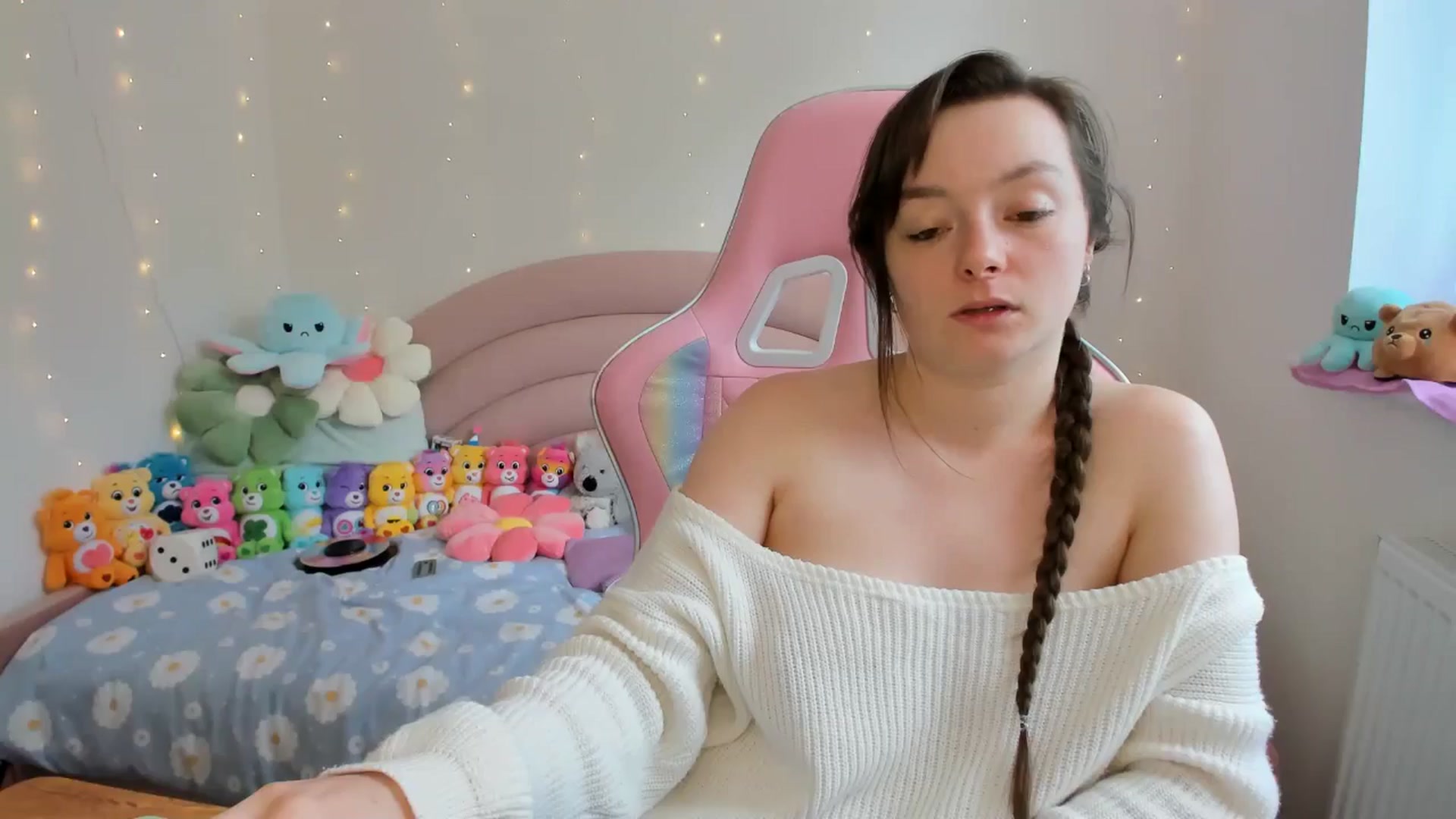 Gallery image thumbnail from JessieBear_'s myfreecams stream on, 09/19/2024, 12:29 image 19 of 20