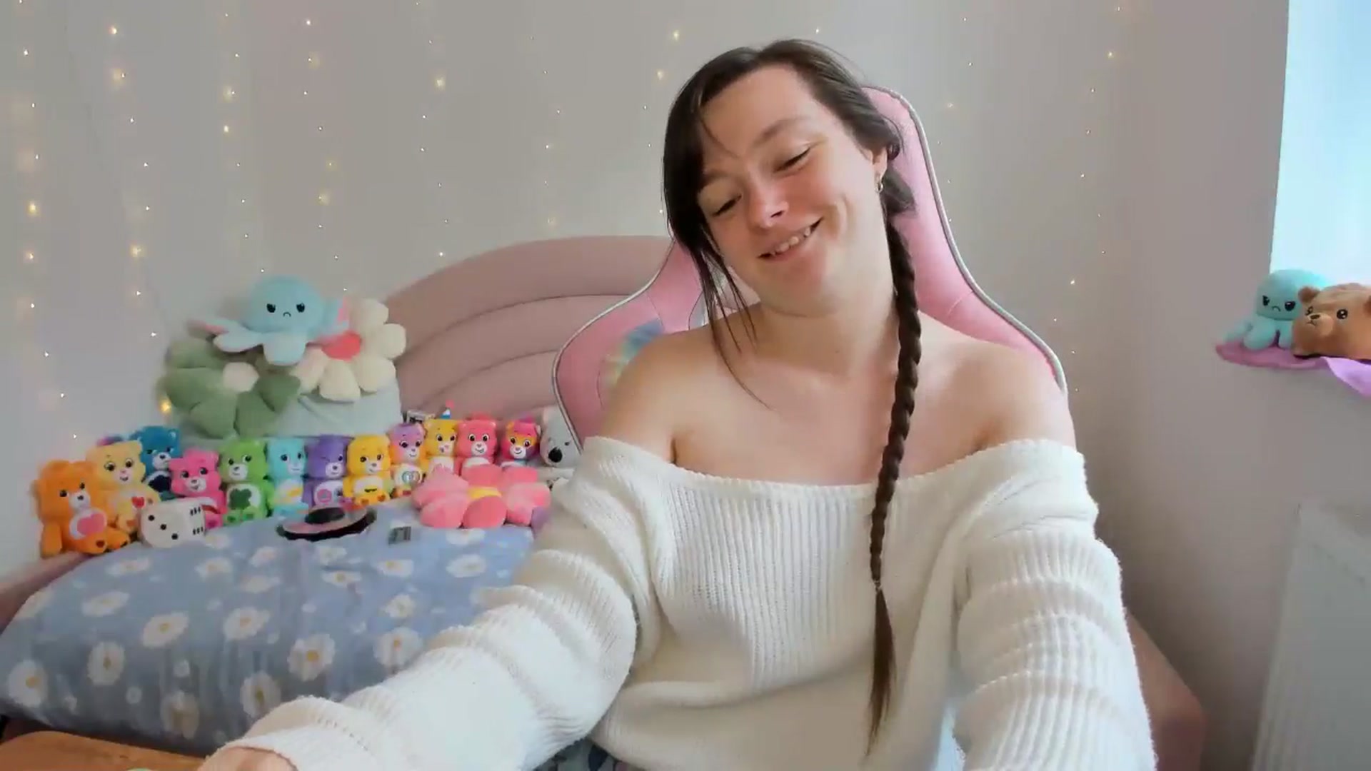 Gallery image thumbnail from JessieBear_'s myfreecams stream on, 09/19/2024, 12:29 image 8 of 20