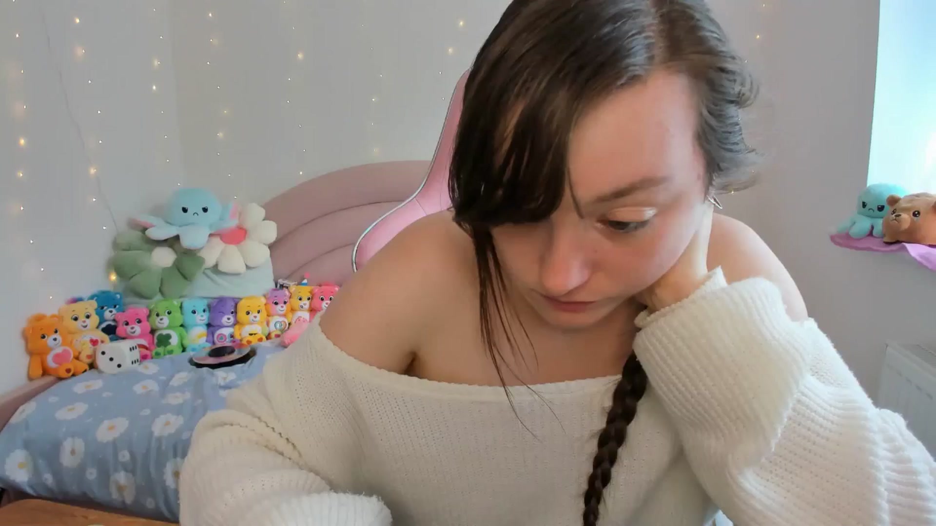 Gallery image thumbnail from JessieBear_'s myfreecams stream on, 09/19/2024, 12:29 image 1 of 20