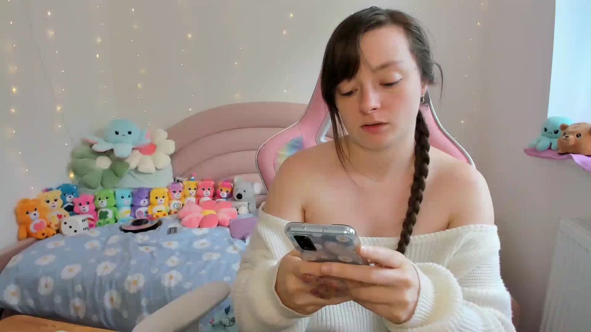 Gallery image thumbnail from JessieBear_'s myfreecams stream on, 09/19/2024, 12:29 image 13 of 20