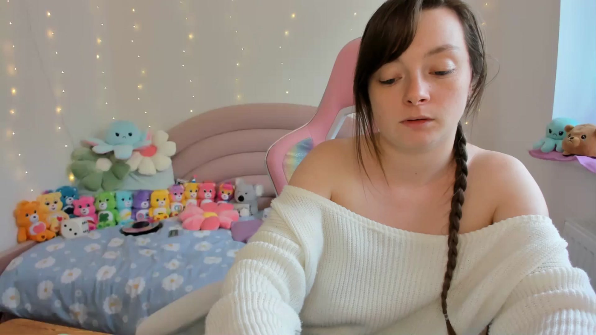 Gallery image thumbnail from JessieBear_'s myfreecams stream on, 09/19/2024, 14:38 image 6 of 20