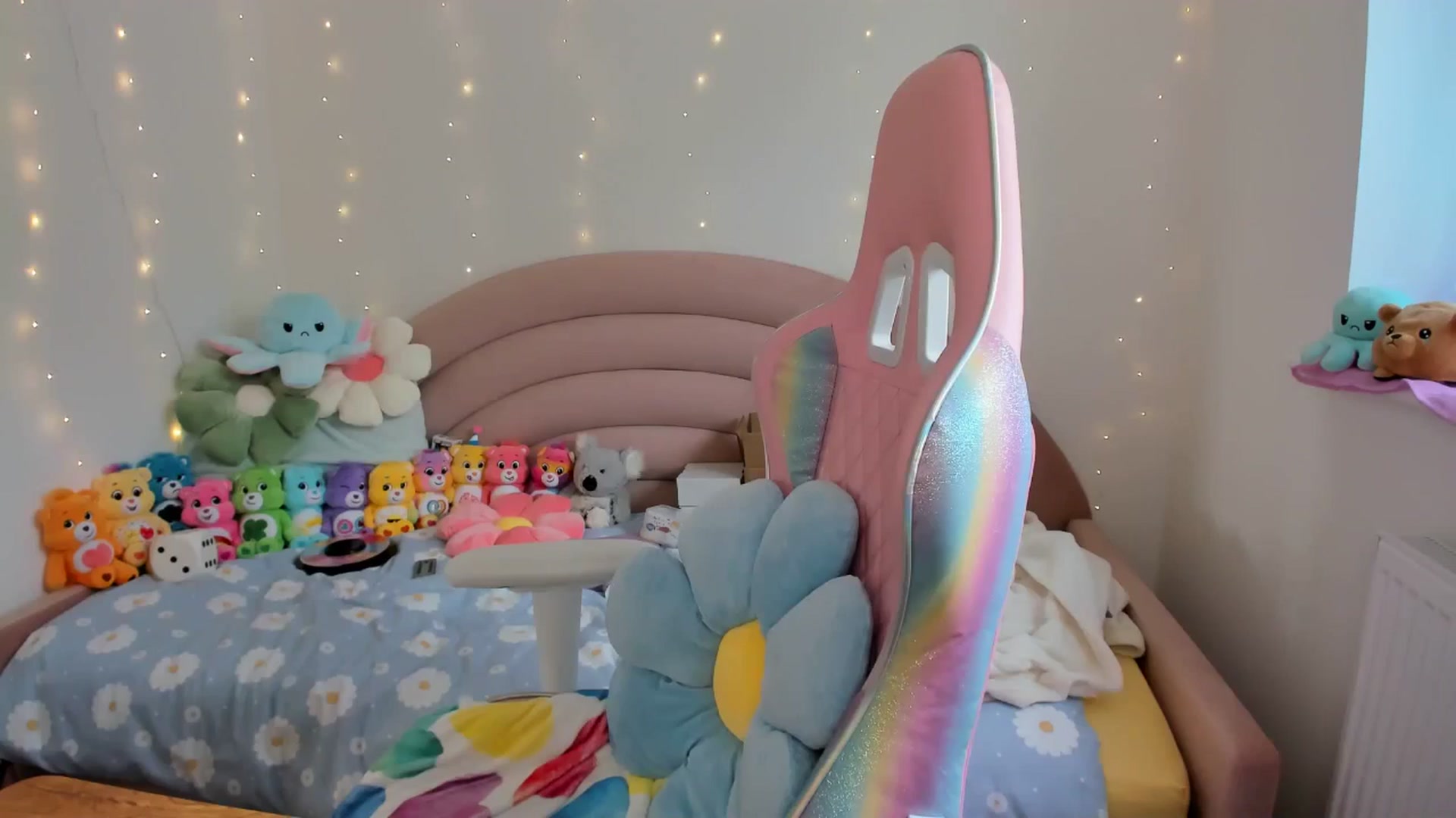 Gallery image thumbnail from JessieBear_'s myfreecams stream on, 09/19/2024, 16:40 image 7 of 20