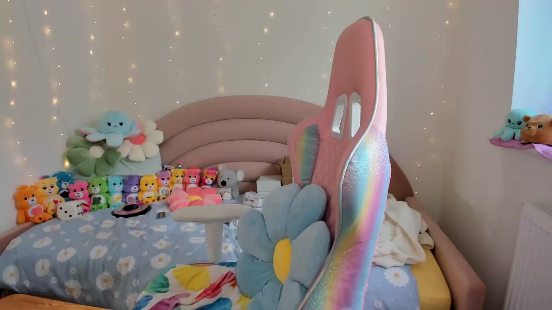 Gallery image thumbnail from JessieBear_'s myfreecams stream on, 09/19/2024, 16:40 image 8 of 20