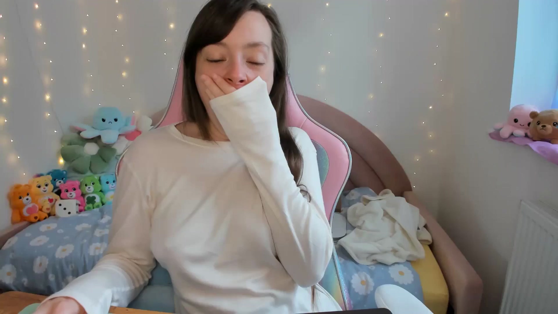 Gallery image thumbnail from JessieBear_'s myfreecams stream on, 09/24/2024, 15:32 image 6 of 20