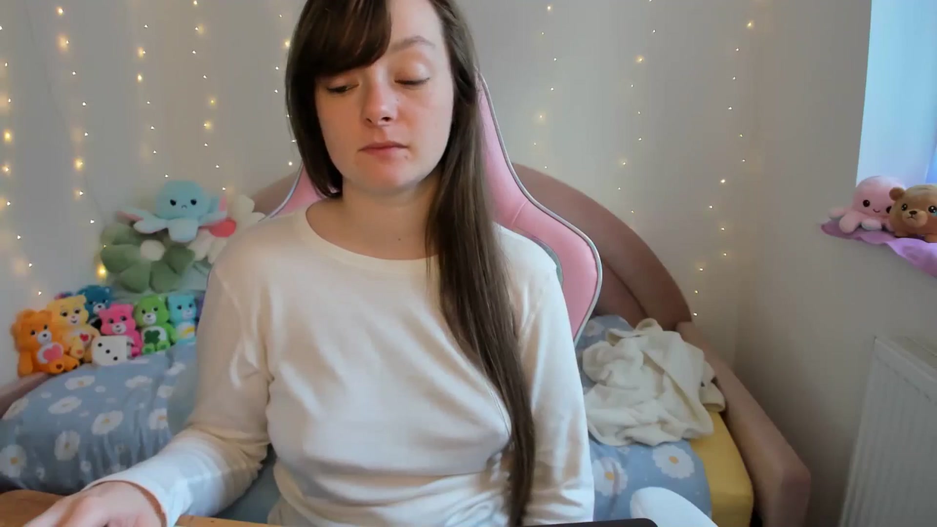 Gallery image thumbnail from JessieBear_'s myfreecams stream on, 09/24/2024, 15:32 image 2 of 20