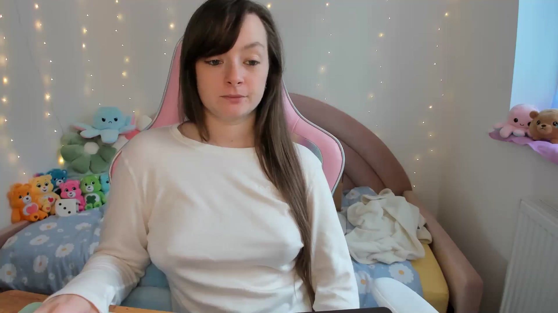 Gallery image thumbnail from JessieBear_'s myfreecams stream on, 09/24/2024, 15:32 image 7 of 20