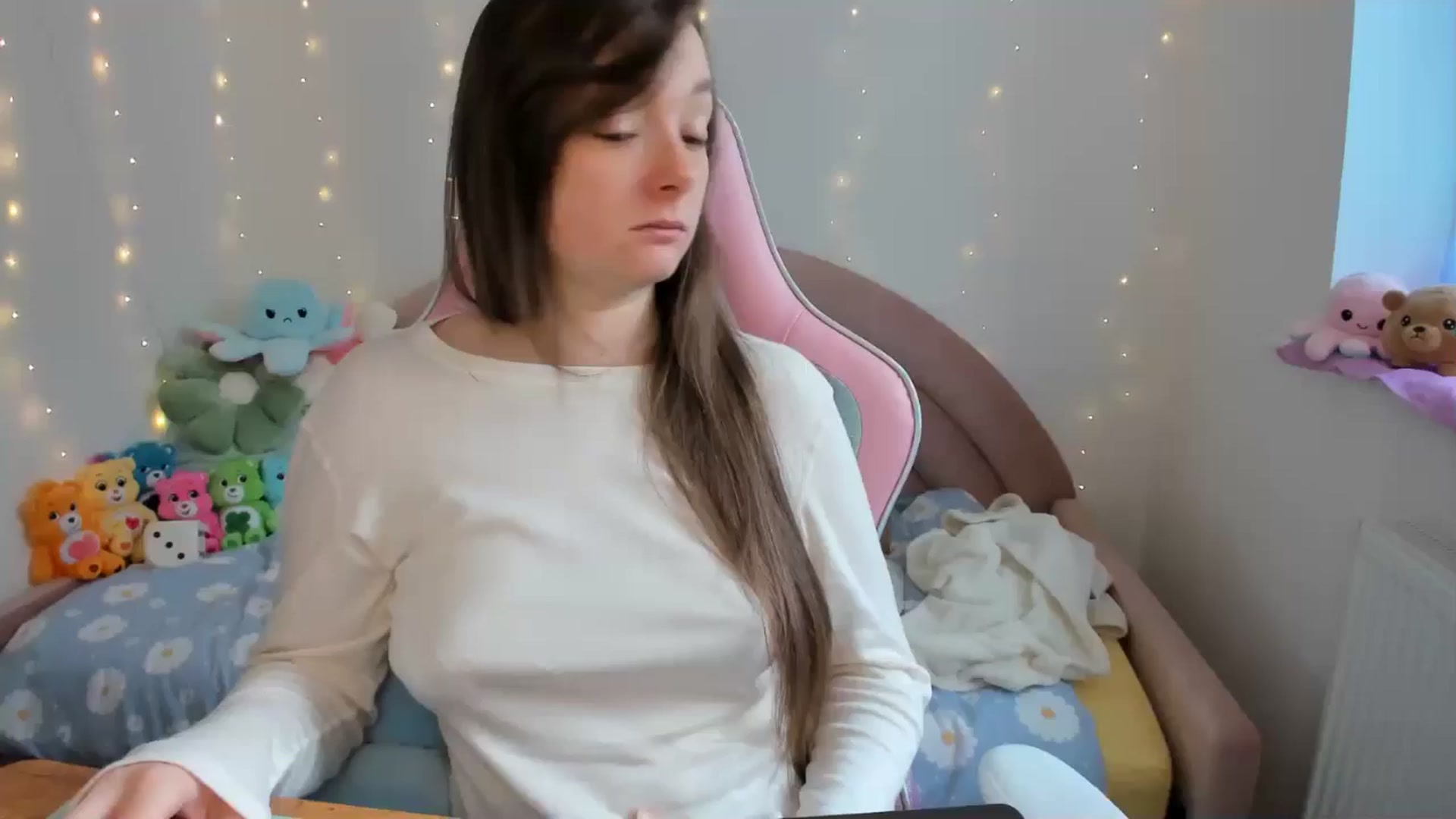 Gallery image thumbnail from JessieBear_'s myfreecams stream on, 09/24/2024, 15:32 image 19 of 20
