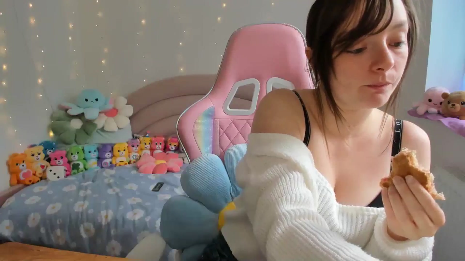 Gallery image thumbnail from JessieBear_'s myfreecams stream on, 09/26/2024, 14:58 image 15 of 20