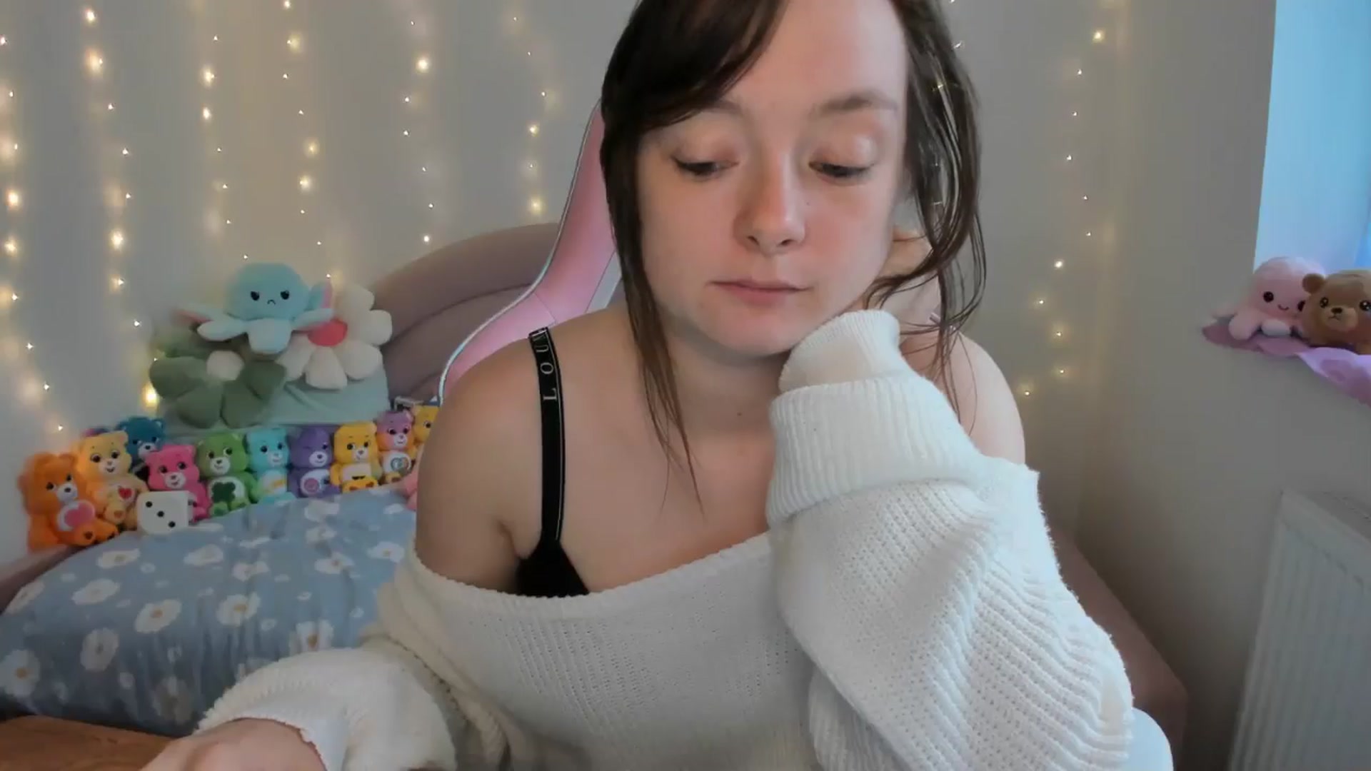 Gallery image thumbnail from JessieBear_'s myfreecams stream on, 09/26/2024, 16:35 image 6 of 20