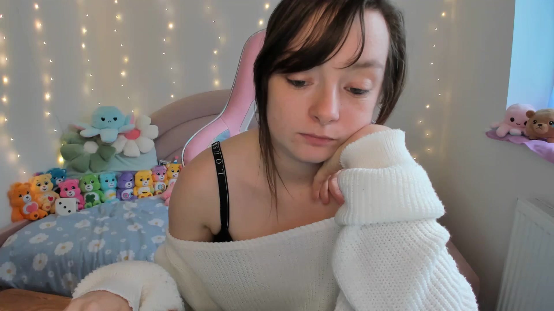 Gallery image thumbnail from JessieBear_'s myfreecams stream on, 09/26/2024, 16:35 image 4 of 20