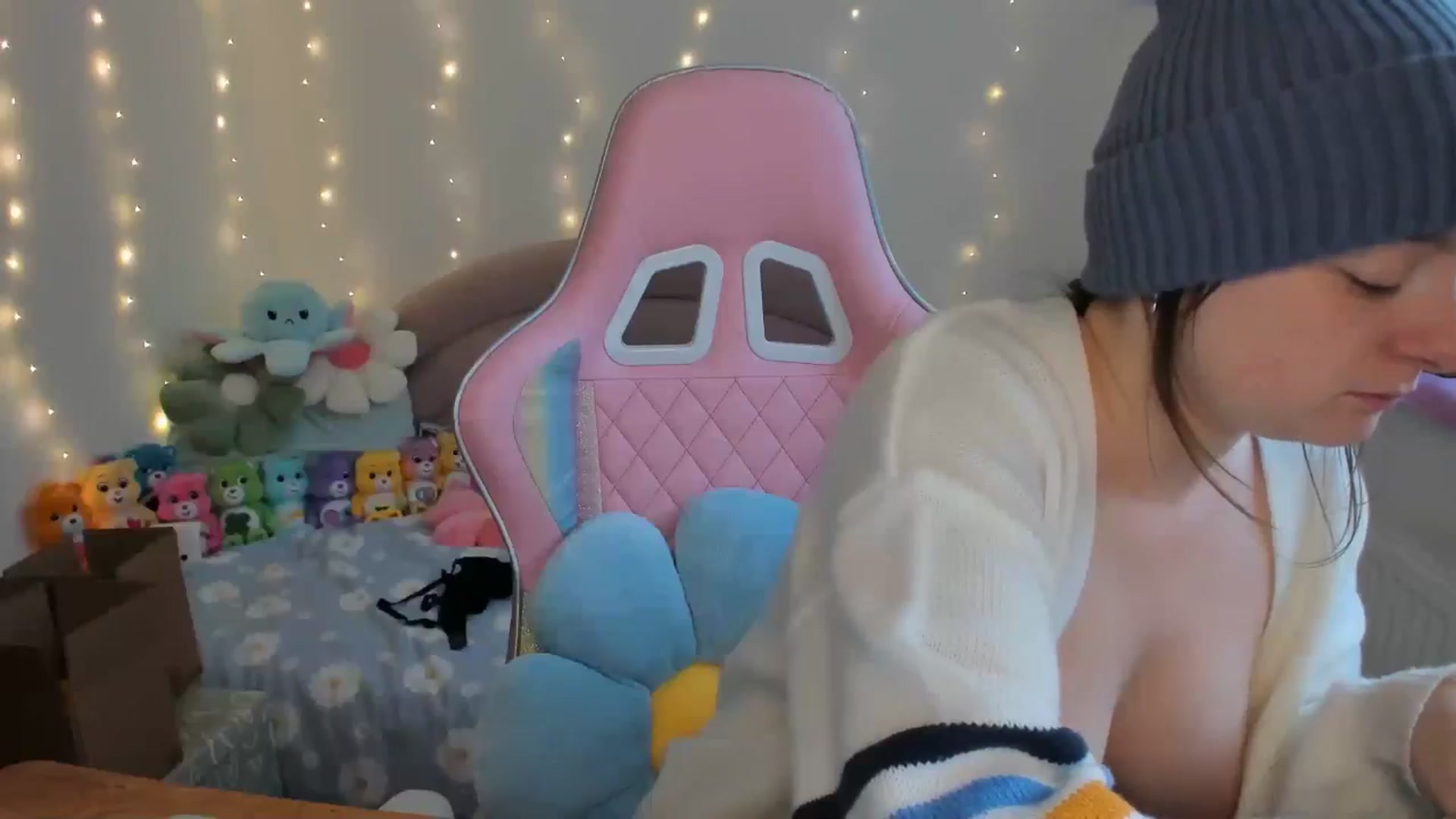 Gallery image thumbnail from JessieBear_'s myfreecams stream on, 10/01/2024, 16:37 image 13 of 20
