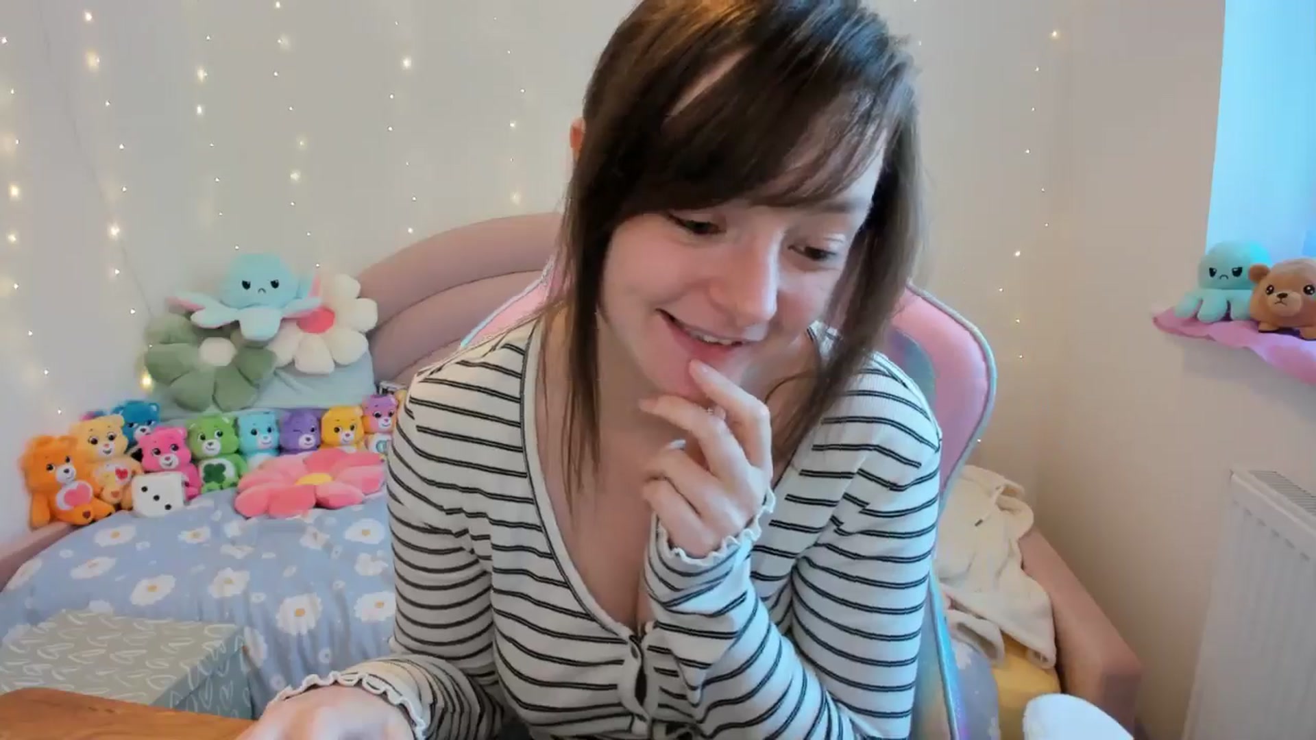 Gallery image thumbnail from JessieBear_'s myfreecams stream on, 10/07/2024, 15:20 image 15 of 20
