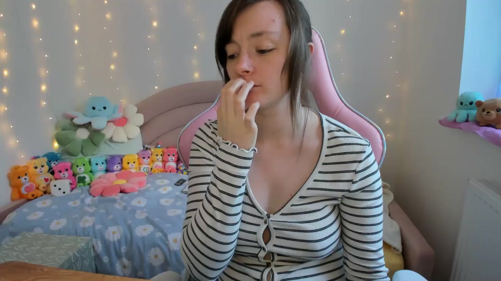 Gallery image thumbnail from JessieBear_'s myfreecams stream on, 10/07/2024, 16:25 image 12 of 20