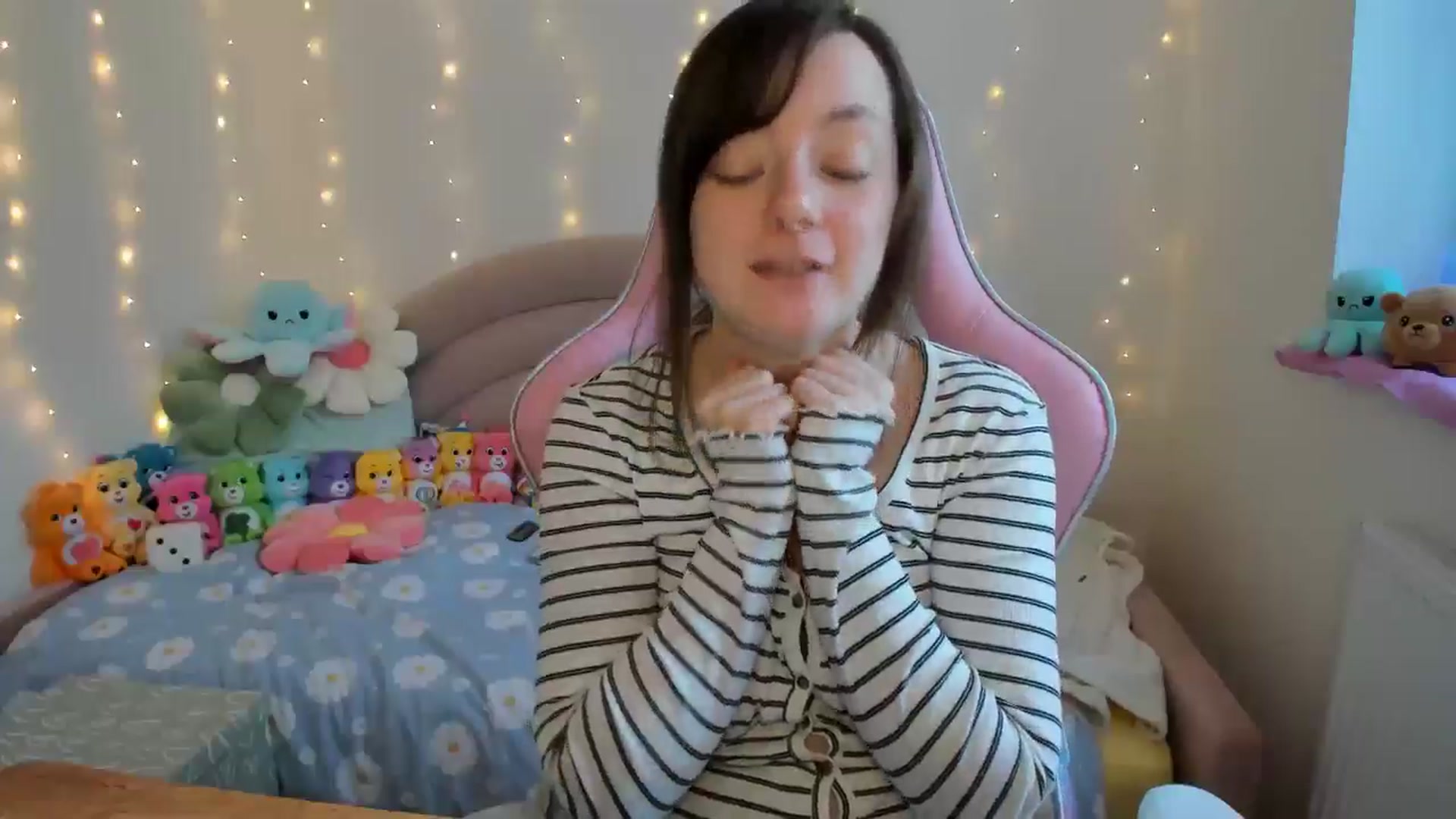 Gallery image thumbnail from JessieBear_'s myfreecams stream on, 10/07/2024, 17:14 image 13 of 20