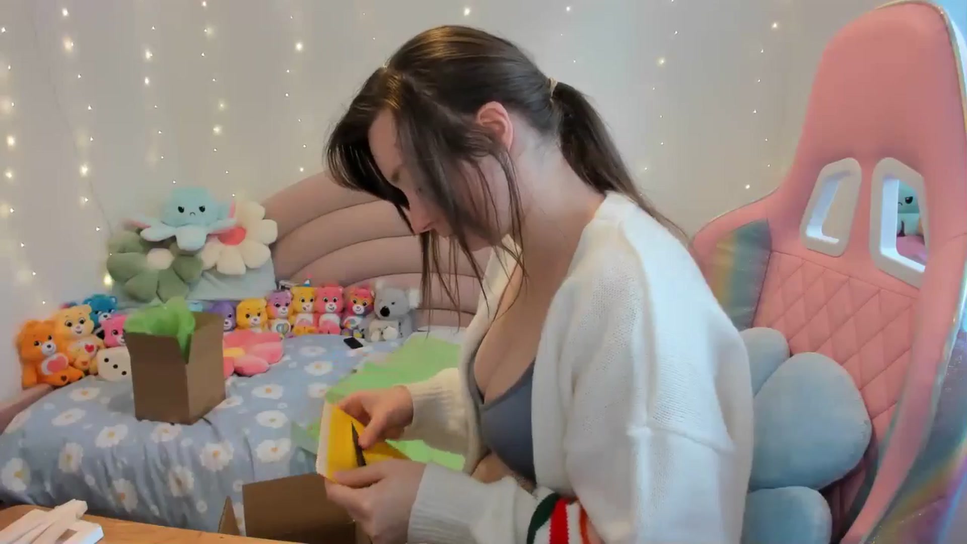 Gallery image thumbnail from JessieBear_'s myfreecams stream on, 10/08/2024, 14:47 image 13 of 20