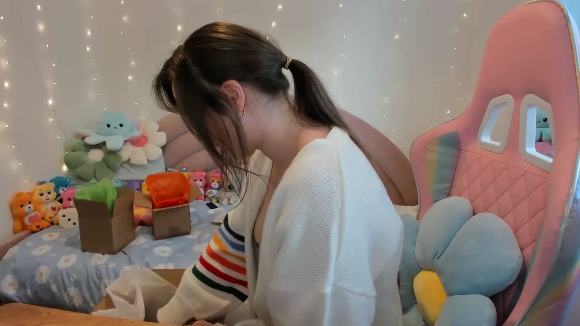 Gallery image thumbnail from JessieBear_'s myfreecams stream on, 10/08/2024, 14:47 image 20 of 20