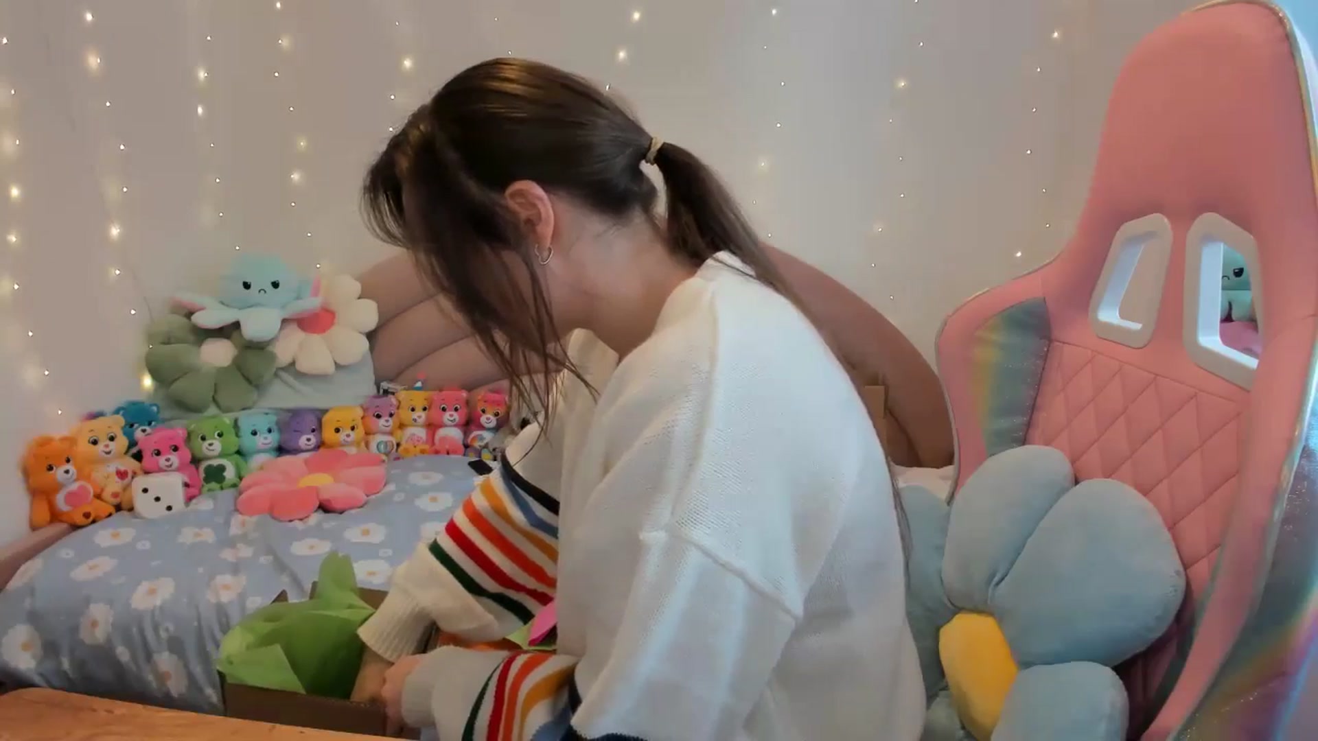 Gallery image thumbnail from JessieBear_'s myfreecams stream on, 10/08/2024, 14:47 image 10 of 20