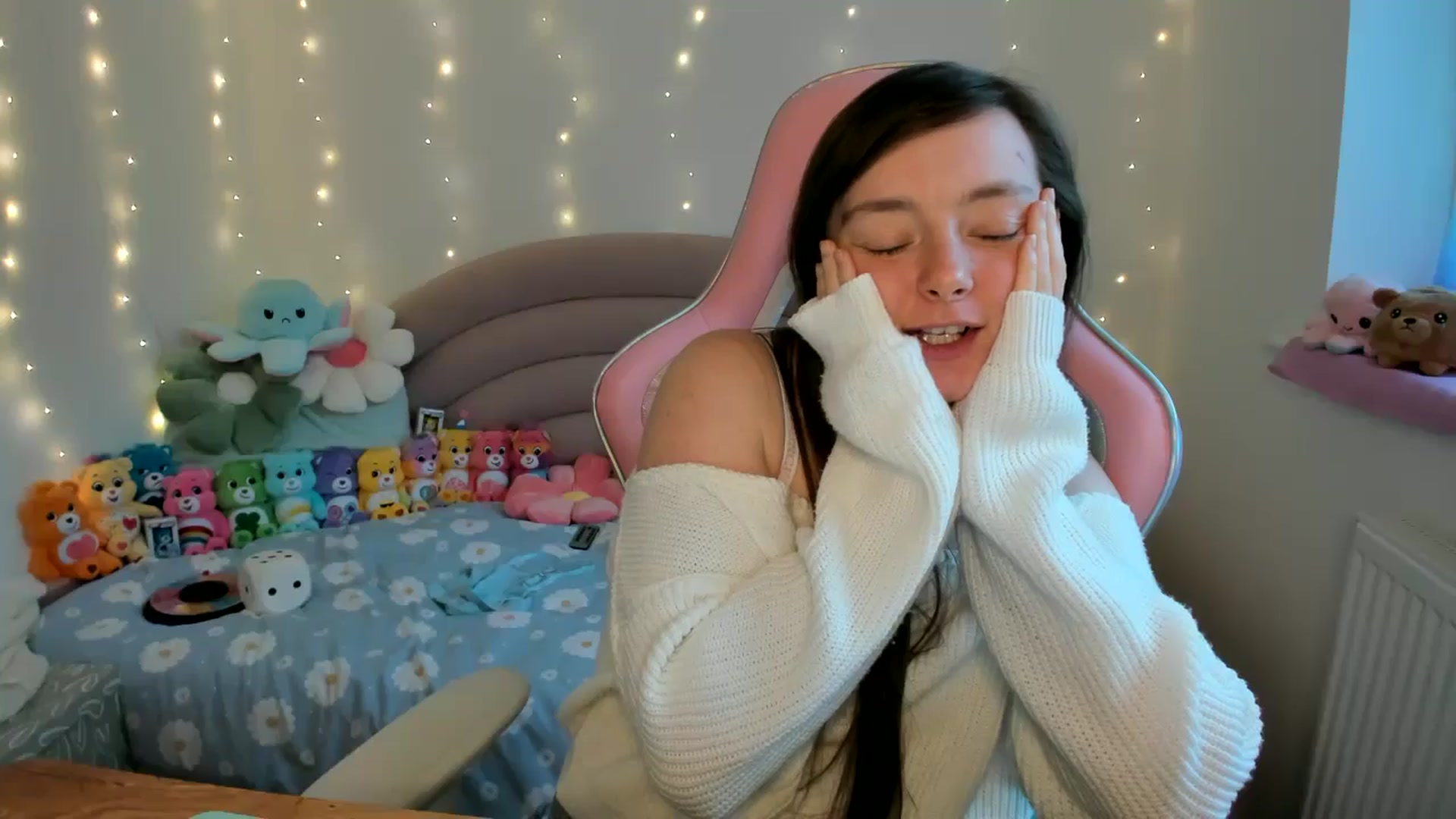 Gallery image thumbnail from JessieBear_'s myfreecams stream on, 10/14/2024, 17:08 image 19 of 20
