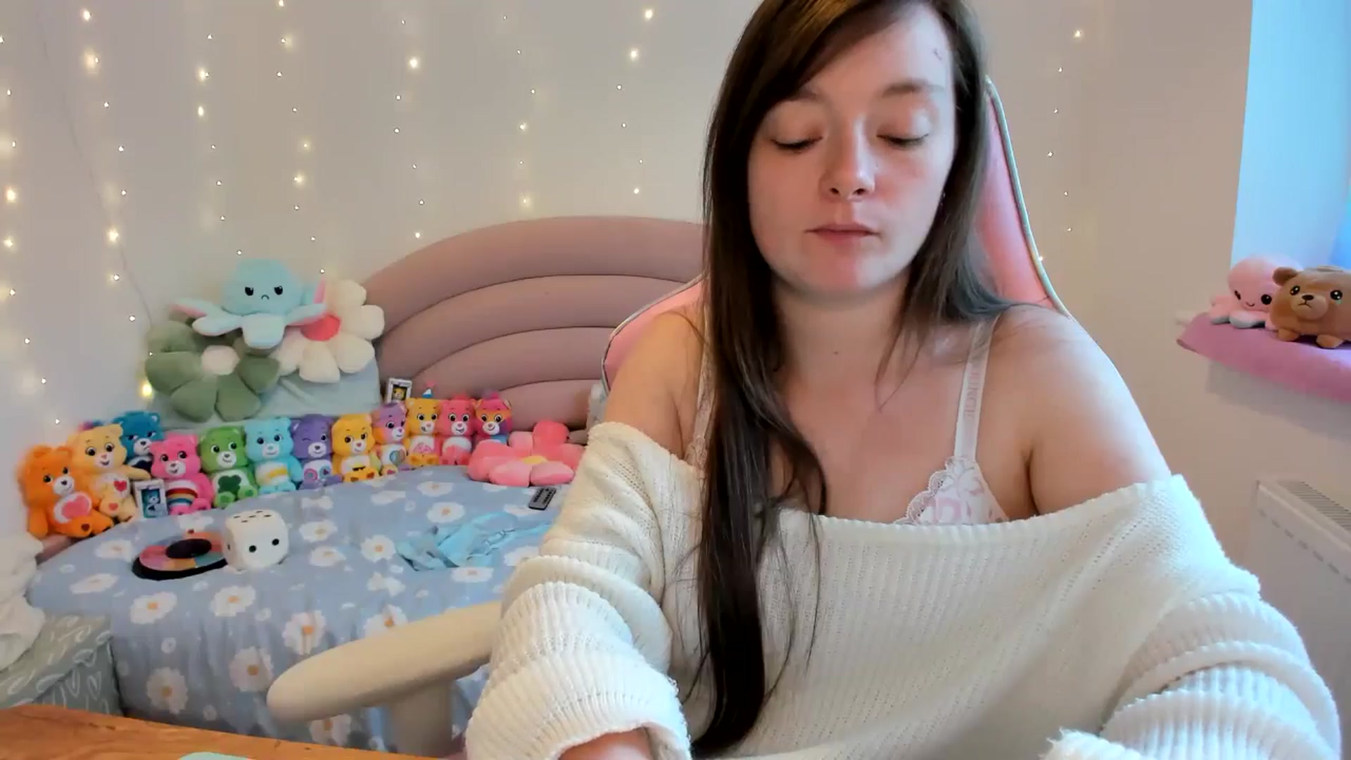 Gallery image thumbnail from JessieBear_'s myfreecams stream on, 10/14/2024, 17:08 image 16 of 20