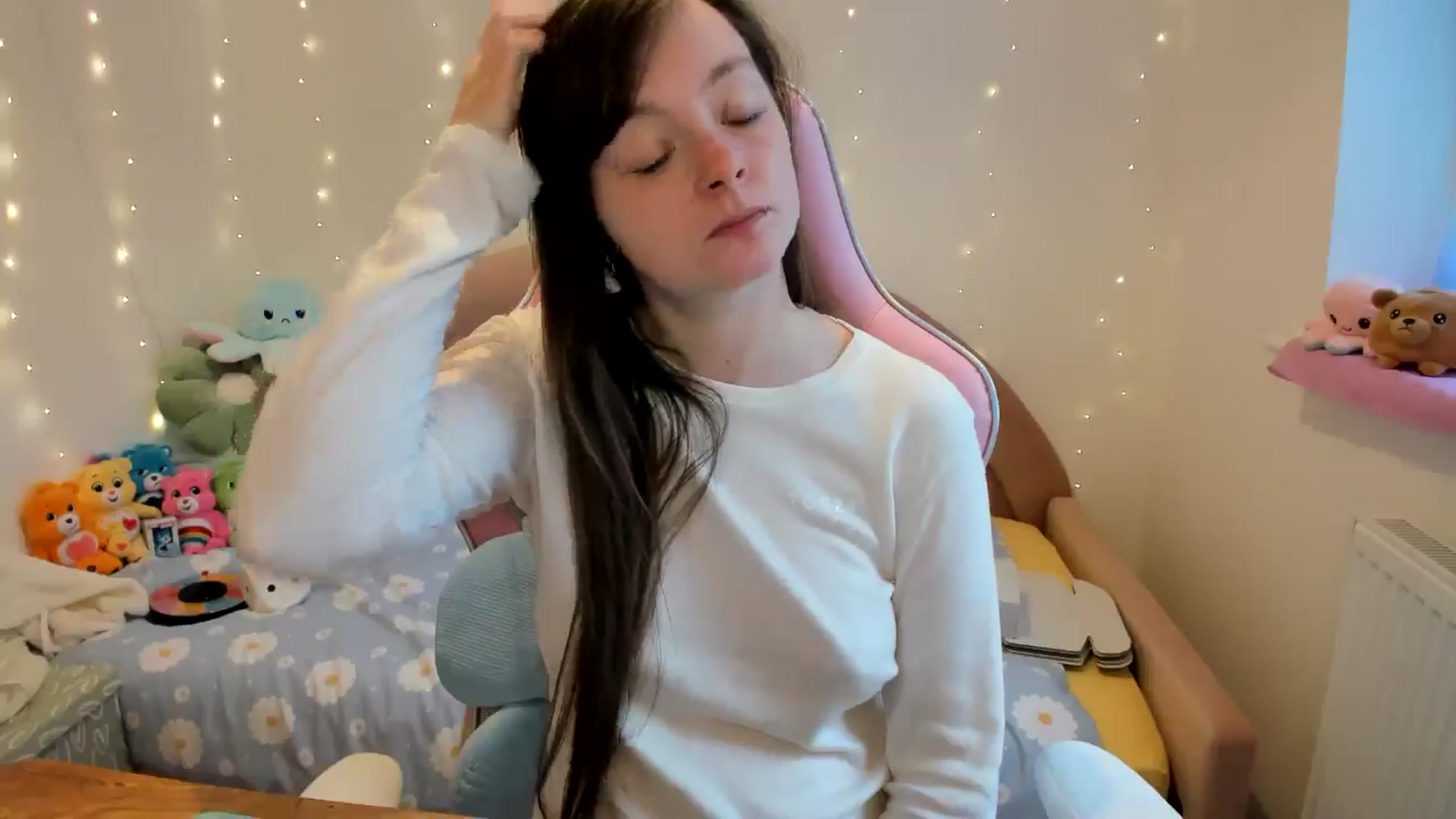 Gallery image thumbnail from JessieBear_'s myfreecams stream on, 10/15/2024, 15:29 image 11 of 20