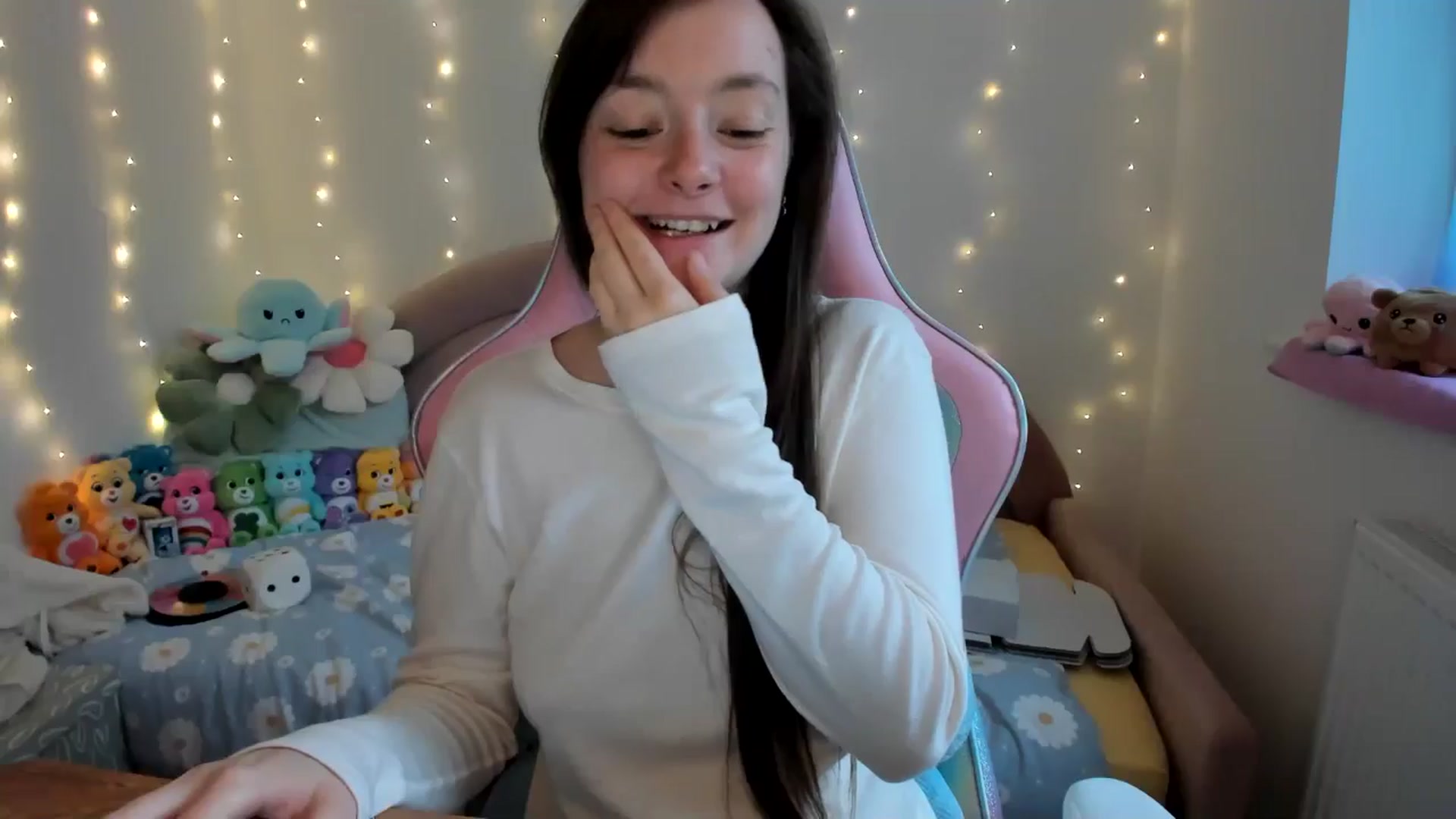 Gallery image thumbnail from JessieBear_'s myfreecams stream on, 10/15/2024, 16:54 image 17 of 20