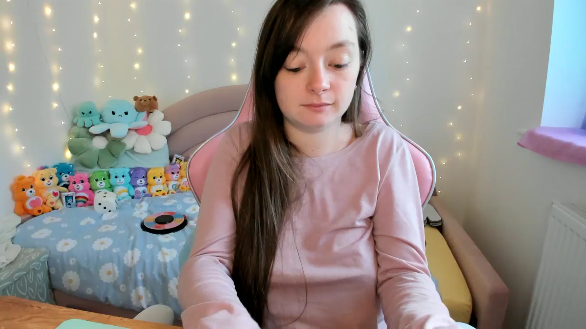 Gallery image thumbnail from JessieBear_'s myfreecams stream on, 10/21/2024, 17:00 image 16 of 20
