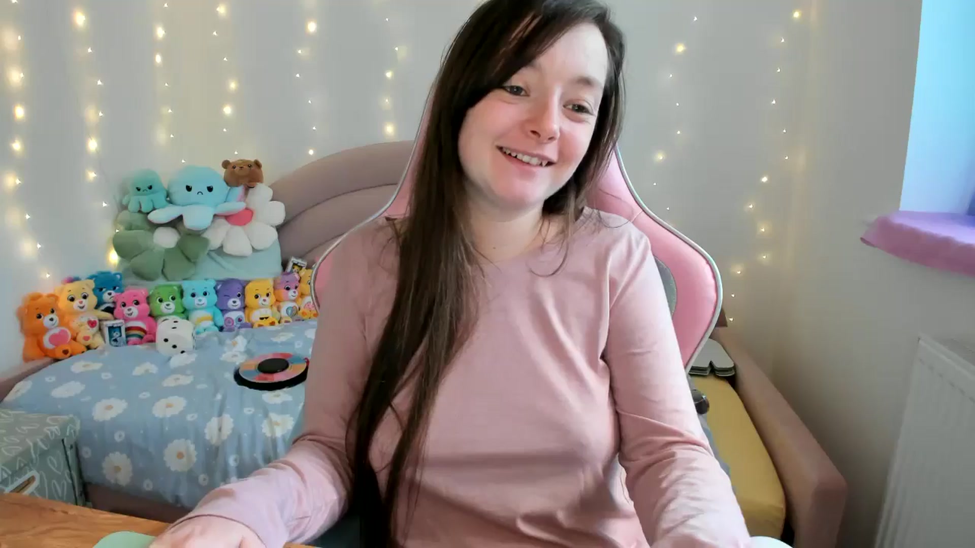 Gallery image thumbnail from JessieBear_'s myfreecams stream on, 10/21/2024, 17:00 image 17 of 20