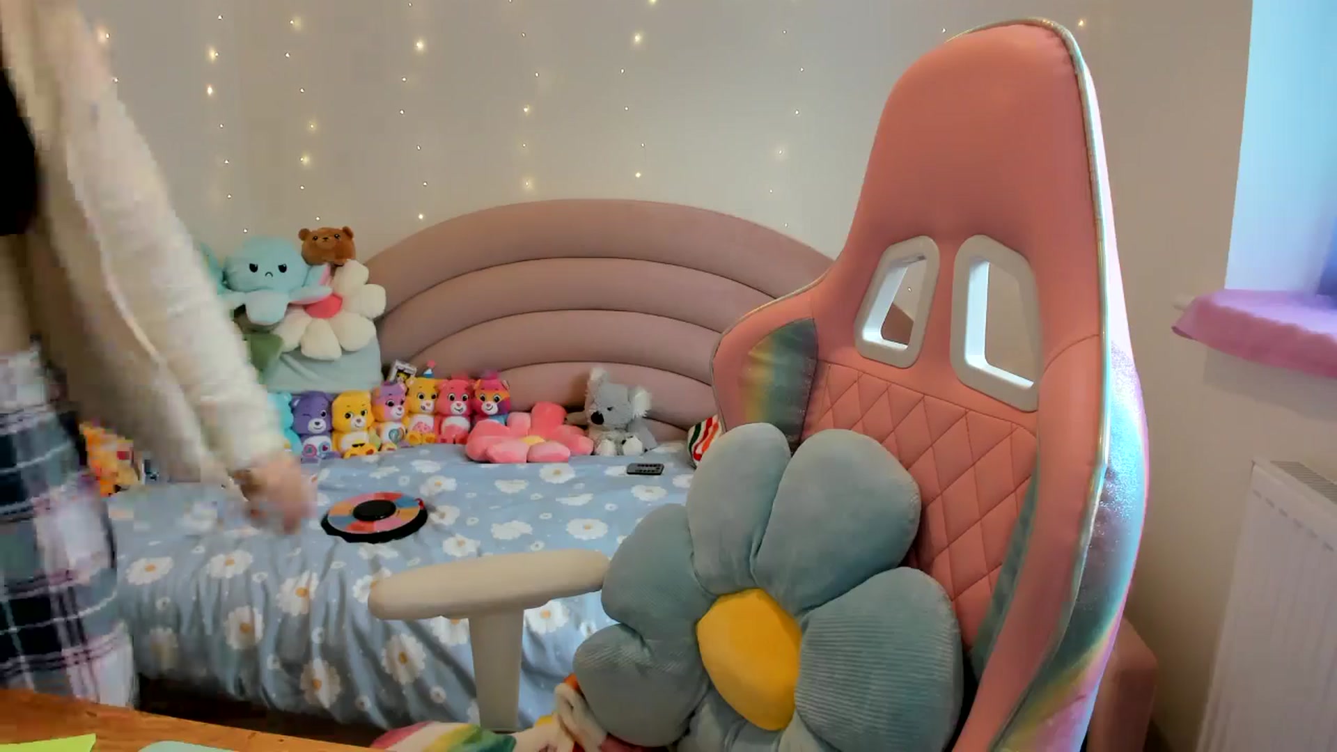 Gallery image thumbnail from JessieBear_'s myfreecams stream on, 10/23/2024, 16:21 image 2 of 20
