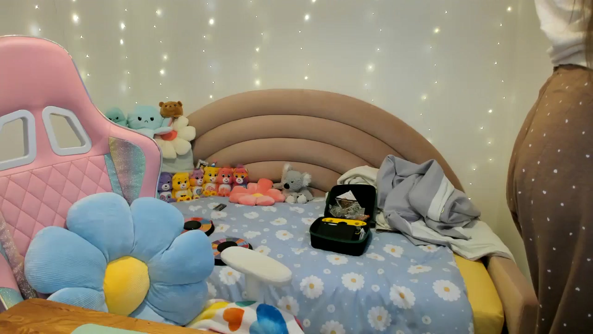 Gallery image thumbnail from JessieBear_'s myfreecams stream on, 10/28/2024, 16:41 image 4 of 20