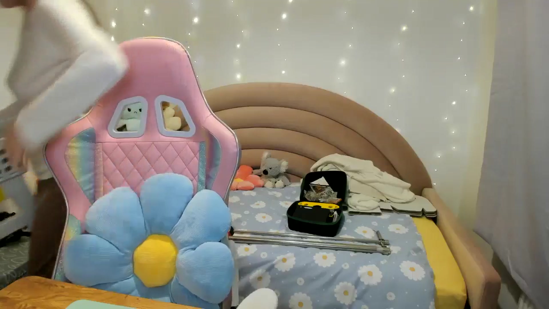 Gallery image thumbnail from JessieBear_'s myfreecams stream on, 10/28/2024, 16:41 image 6 of 20