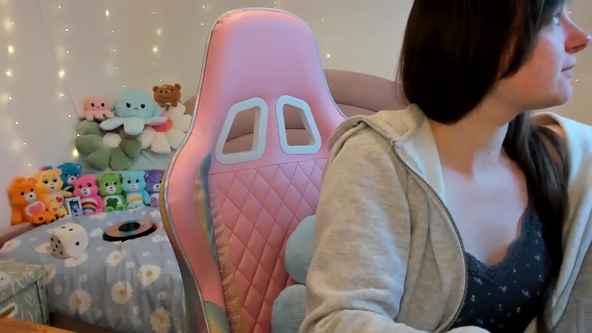 Gallery image thumbnail from JessieBear_'s myfreecams stream on, 11/14/2024, 18:05 image 5 of 20