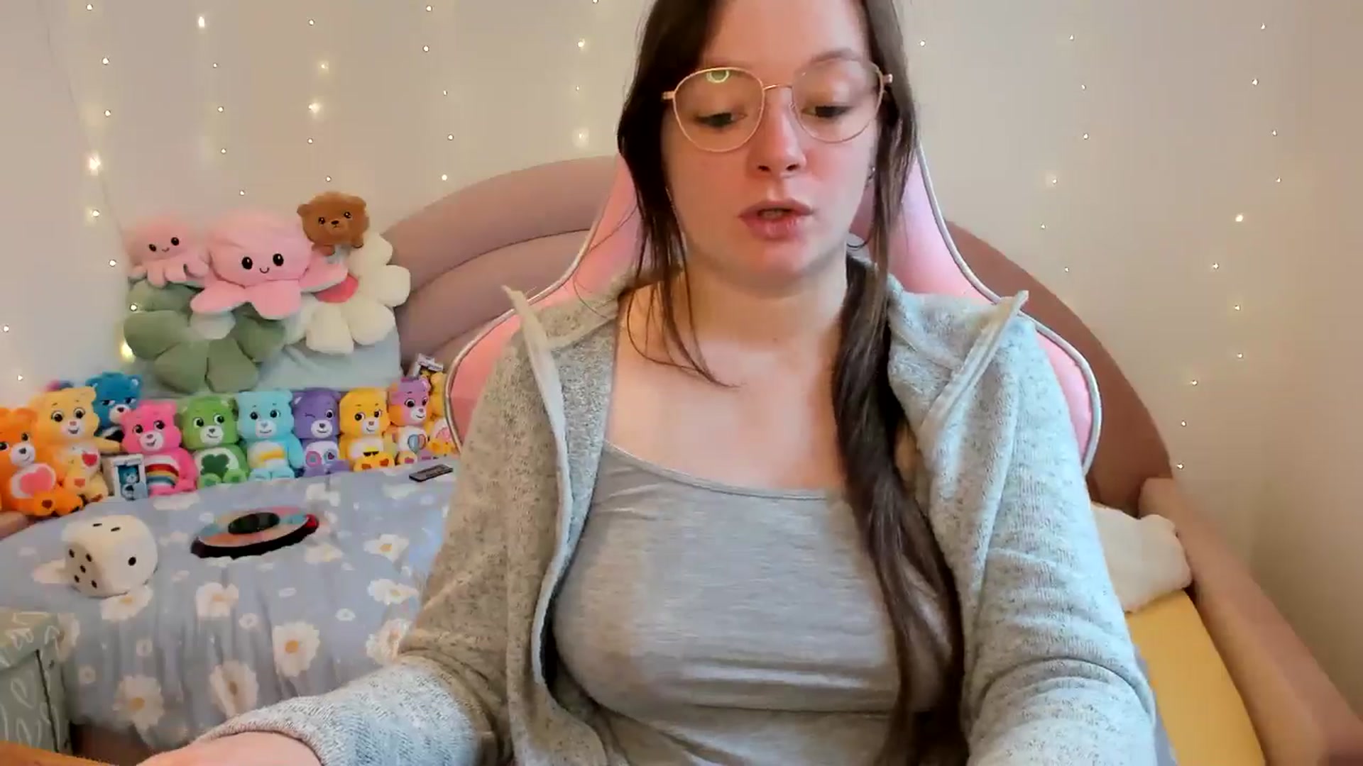 Gallery image thumbnail from JessieBear_'s myfreecams stream on, 11/15/2024, 14:32 image 9 of 20