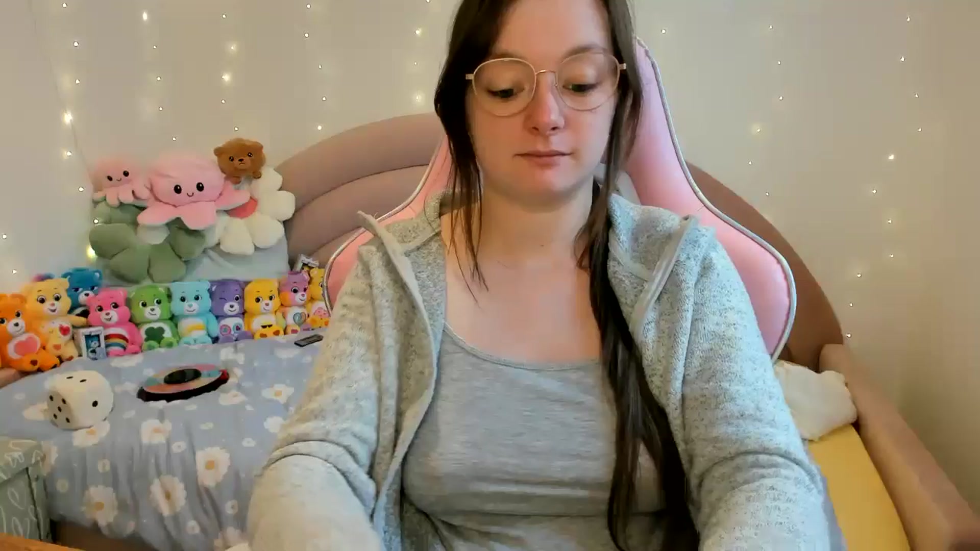 Gallery image thumbnail from JessieBear_'s myfreecams stream on, 11/15/2024, 14:32 image 10 of 20