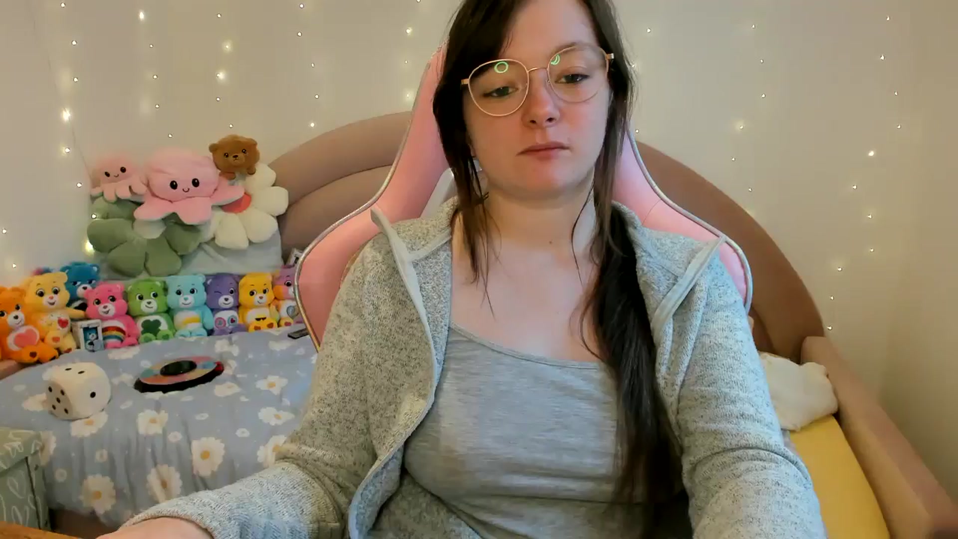 Gallery image thumbnail from JessieBear_'s myfreecams stream on, 11/15/2024, 14:32 image 18 of 20