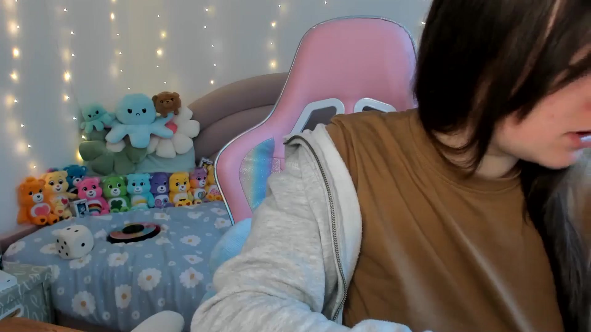 Gallery image thumbnail from JessieBear_'s myfreecams stream on, 11/21/2024, 17:12 image 5 of 20