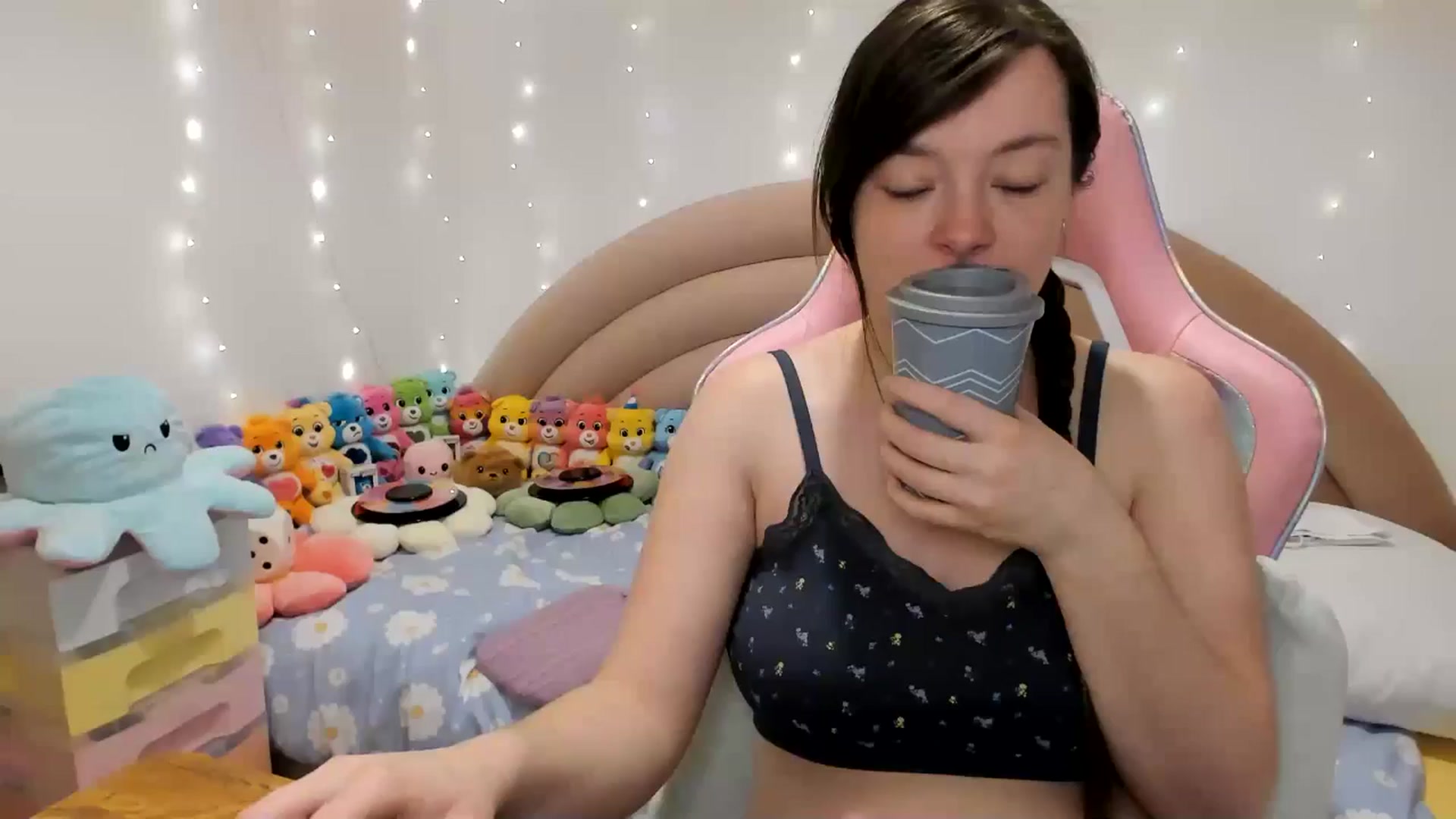 Gallery image thumbnail from JessieBear_'s myfreecams stream on, 11/27/2024, 16:23 image 6 of 20