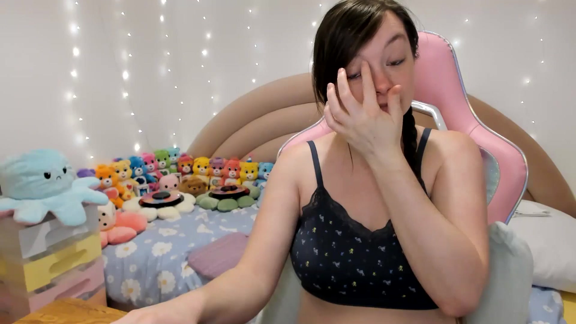 Gallery image thumbnail from JessieBear_'s myfreecams stream on, 11/27/2024, 16:23 image 5 of 20