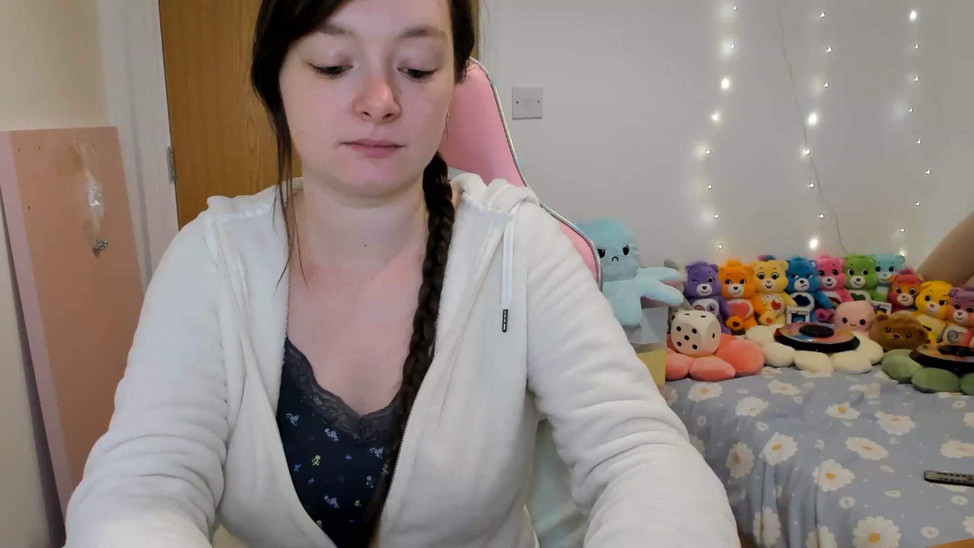 Gallery image thumbnail from JessieBear_'s myfreecams stream on, 11/27/2024, 17:04 image 2 of 20