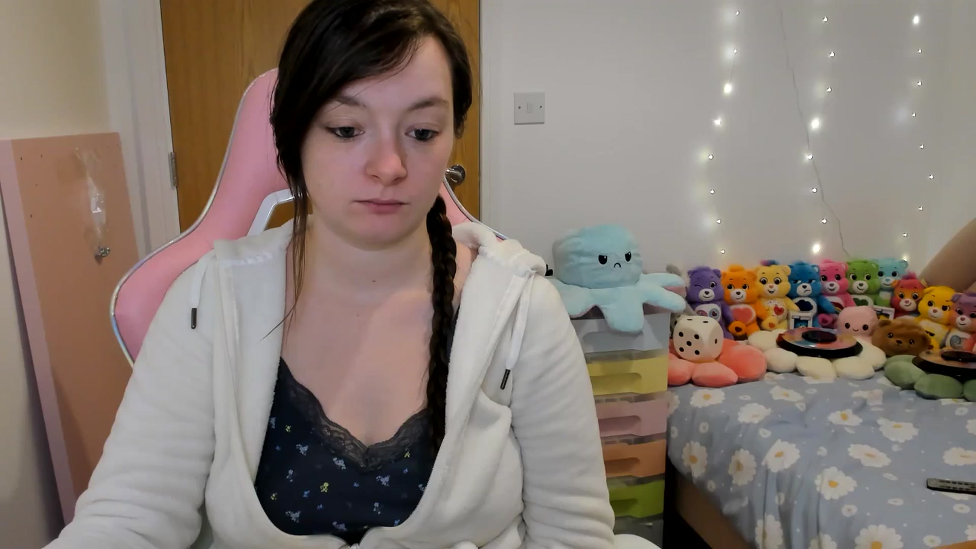 Gallery image thumbnail from JessieBear_'s myfreecams stream on, 11/27/2024, 17:04 image 17 of 20