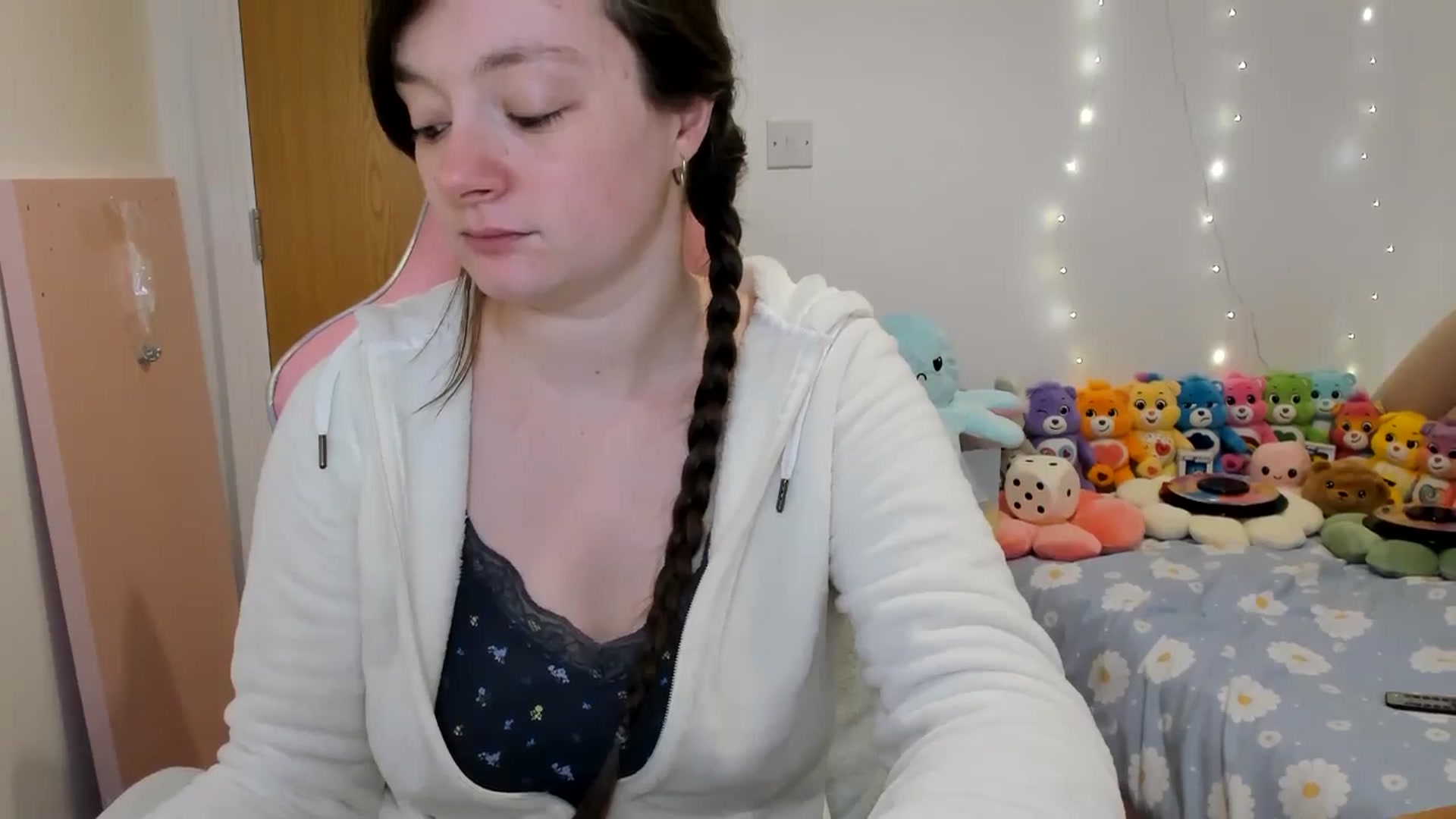 Gallery image thumbnail from JessieBear_'s myfreecams stream on, 11/27/2024, 17:04 image 5 of 20