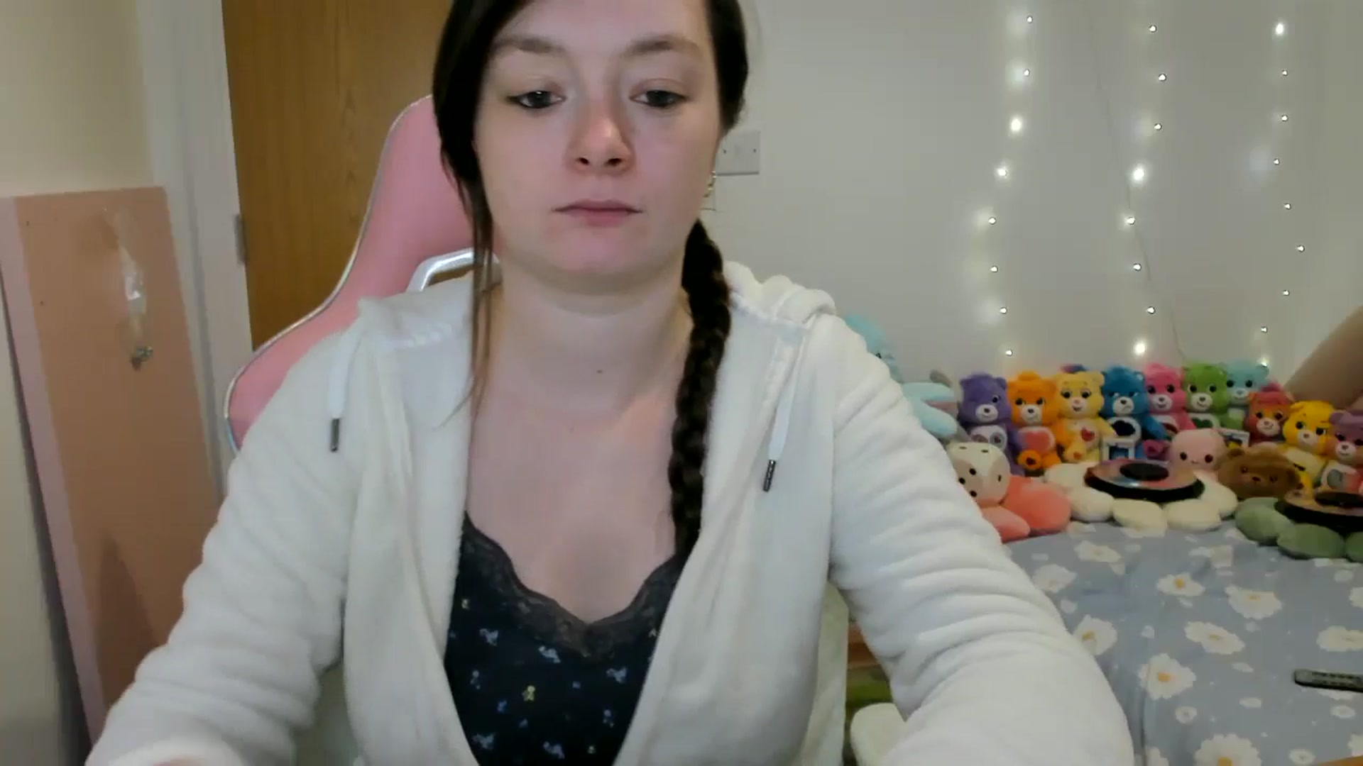Gallery image thumbnail from JessieBear_'s myfreecams stream on, 11/27/2024, 17:04 image 12 of 20
